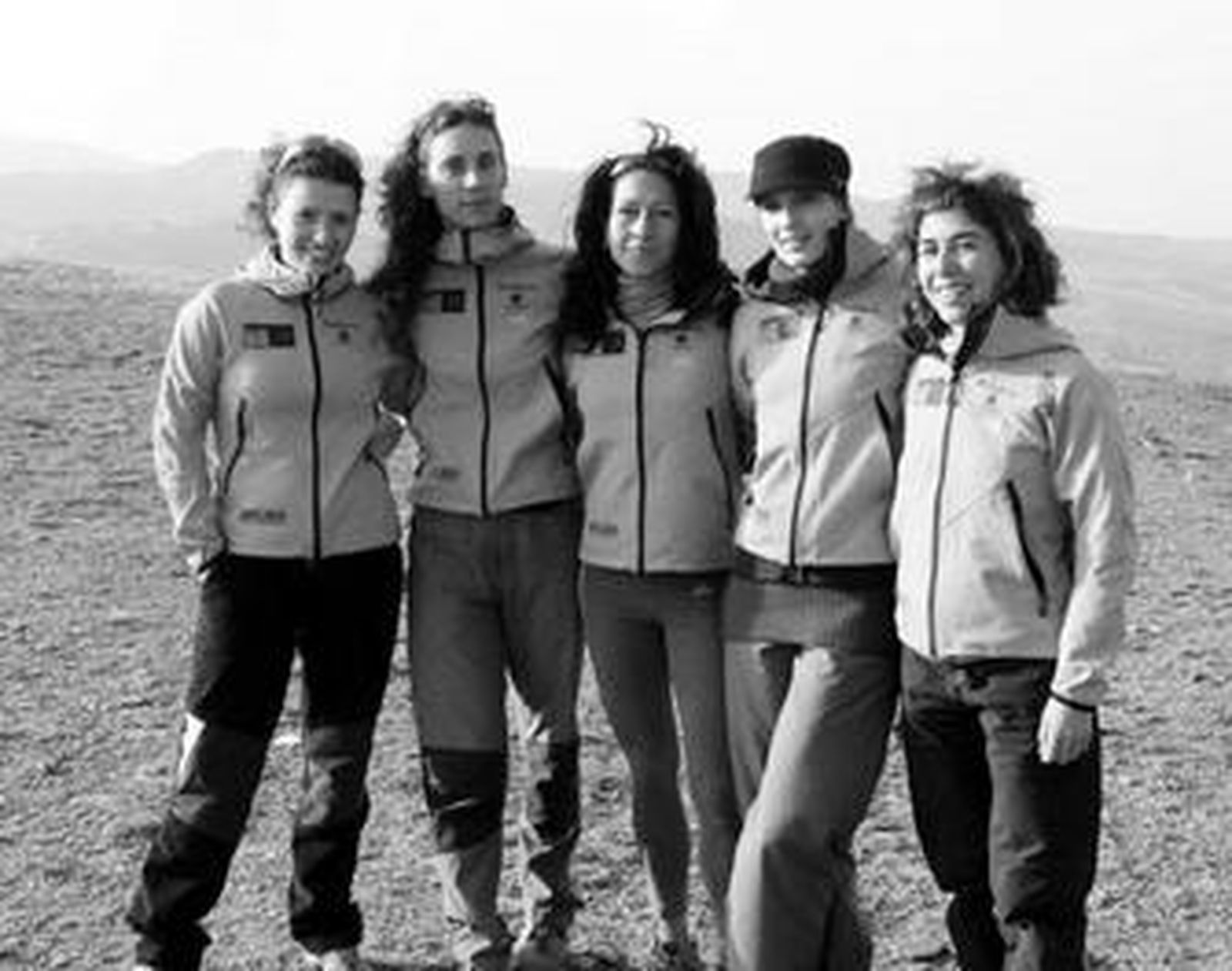 Romero, segunda por la izquierda, y Ana Morón, primera por la derecha, las granadinas de la expedición.