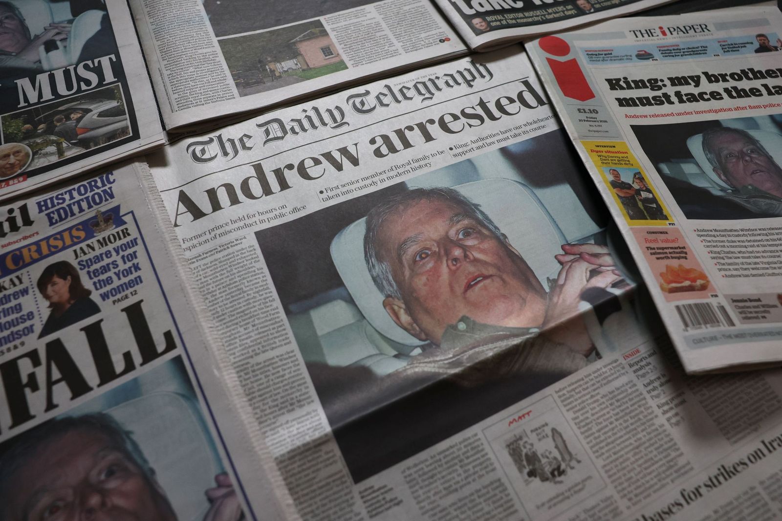 Portadas de los periódicos británicos con el arresto del ex príncipe Andrés.