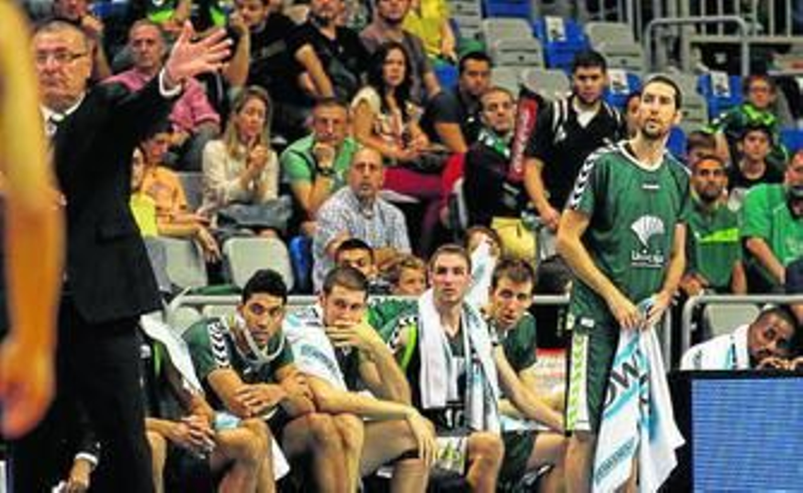 Sergi Vidal observa desde el banquillo.