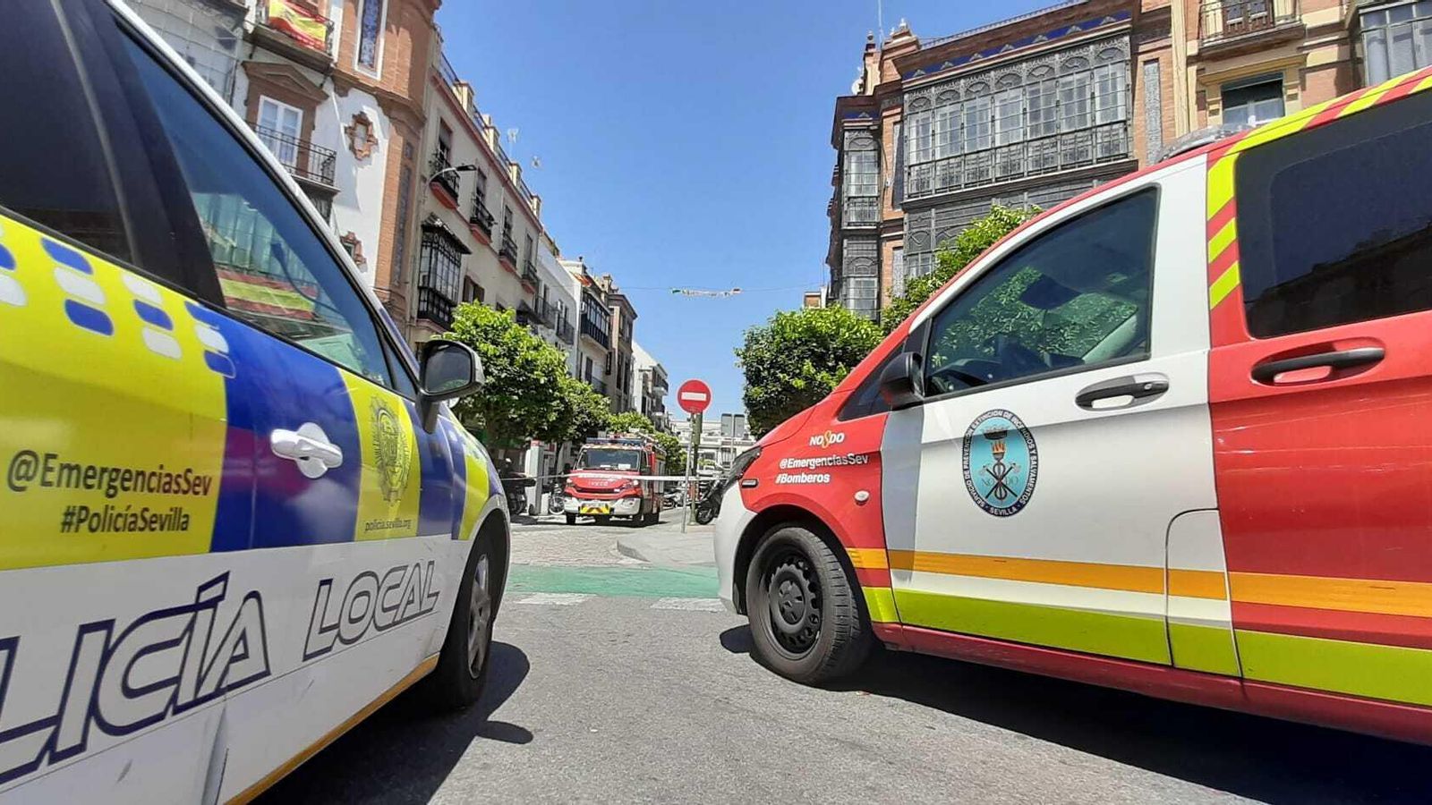 Vehículos de la Policía Local y los Bomberos, en la calle San Jorge.
