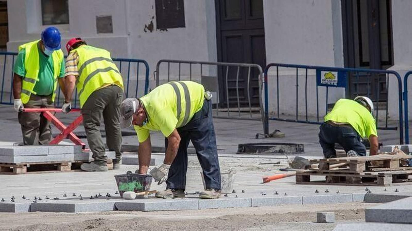 Operarios trabajan en una calle de San Fernando a pleno sol