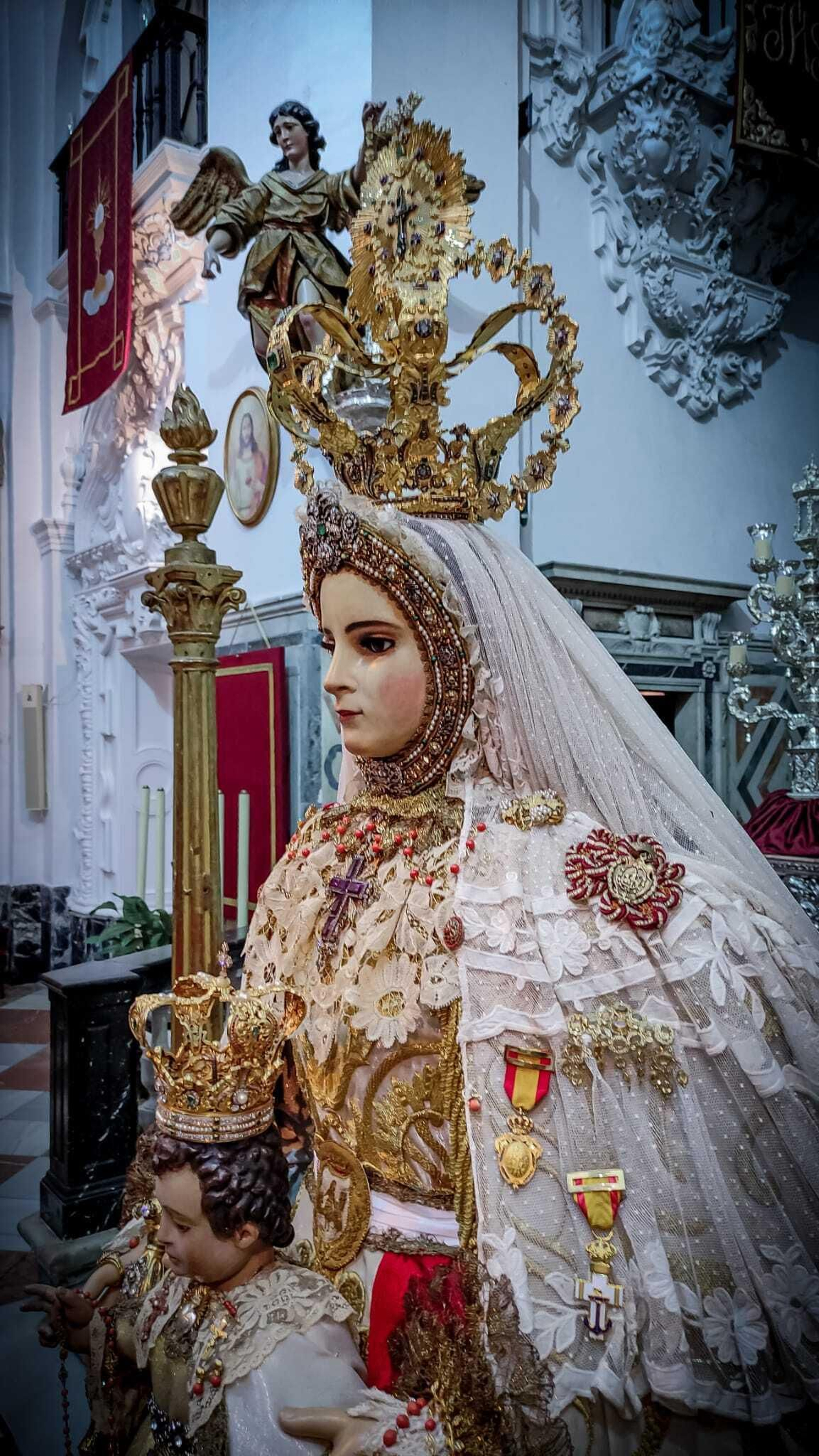La Virgen del Rosario, Patrona de Cádiz, en su veneración estos días con motivo de Pentecostés.
