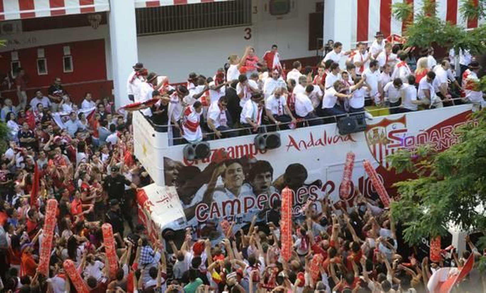El Sevilla recorre la ciudad para festejar con sus aficionados el título de la Copa del Rey.

Foto: Agencias