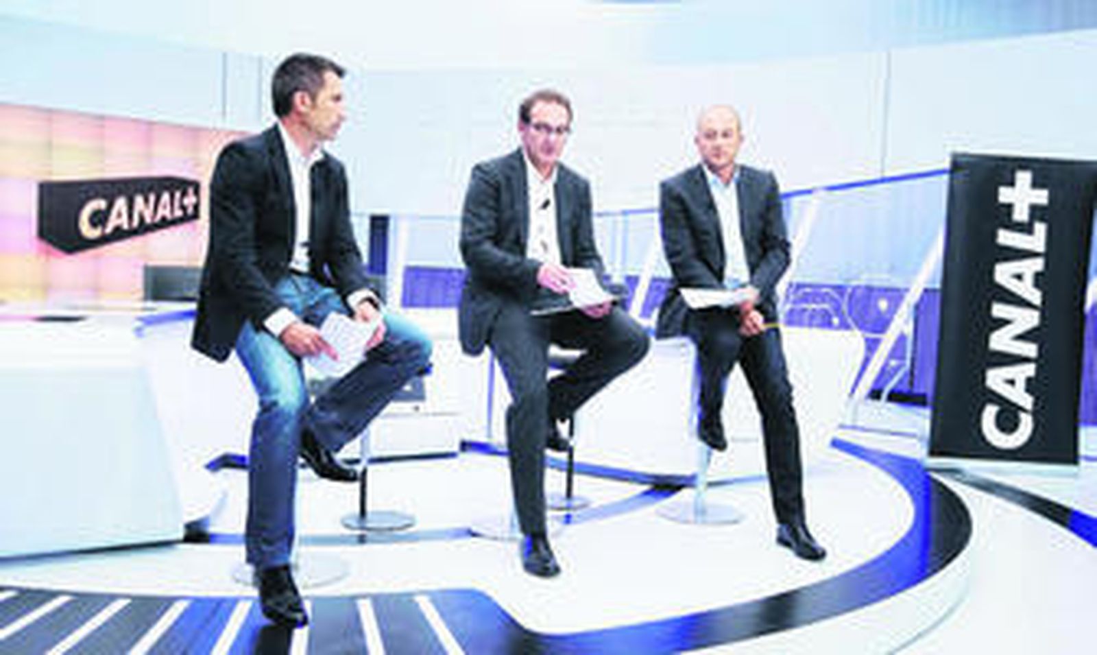 Álex Martínez-Roig, director de Contenidos de Canal Plus, entre Carlos Martínez y Nacho Aranda.