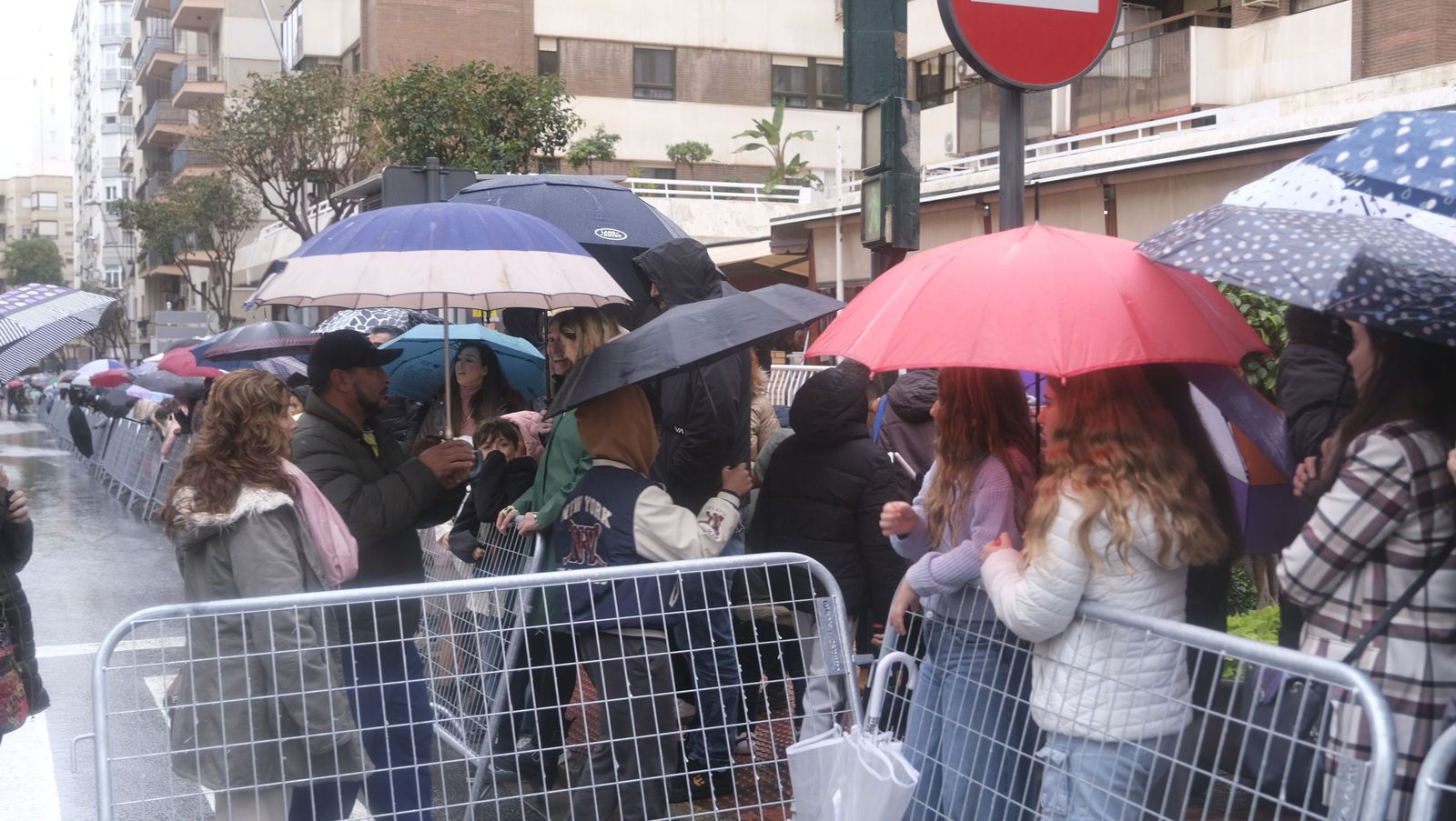Fotografías de la cabalgata de los Reyes Magos pasada por agua en Almería