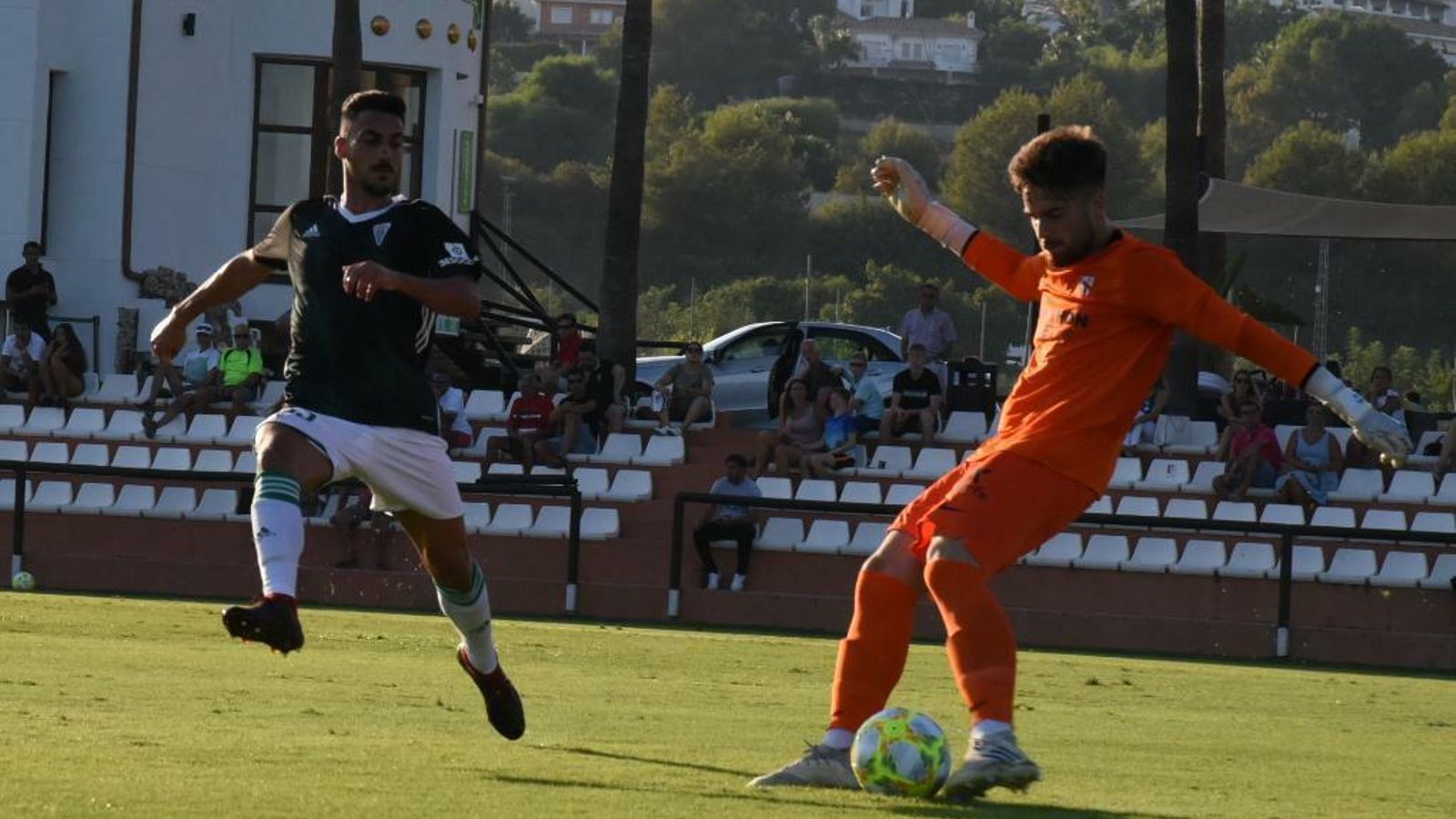 Antonio Moyano intenta presionar al portero Alfonso en el duelo ante el Sevilla Atlético. Antonio Moyano intenta presionar al portero Alfonso en el duelo ante el Sevilla Atlético.