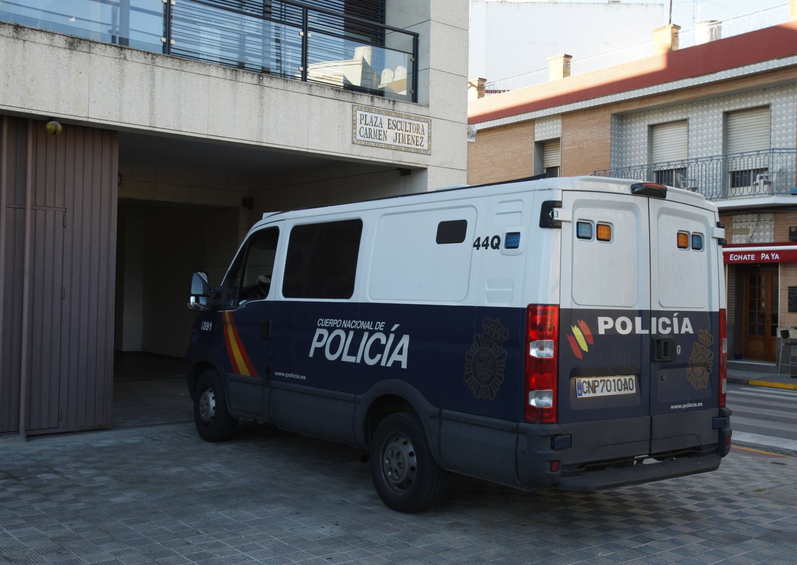 Un furgón de la Policía Nacional, en los juzgados de Dos Hermanas.