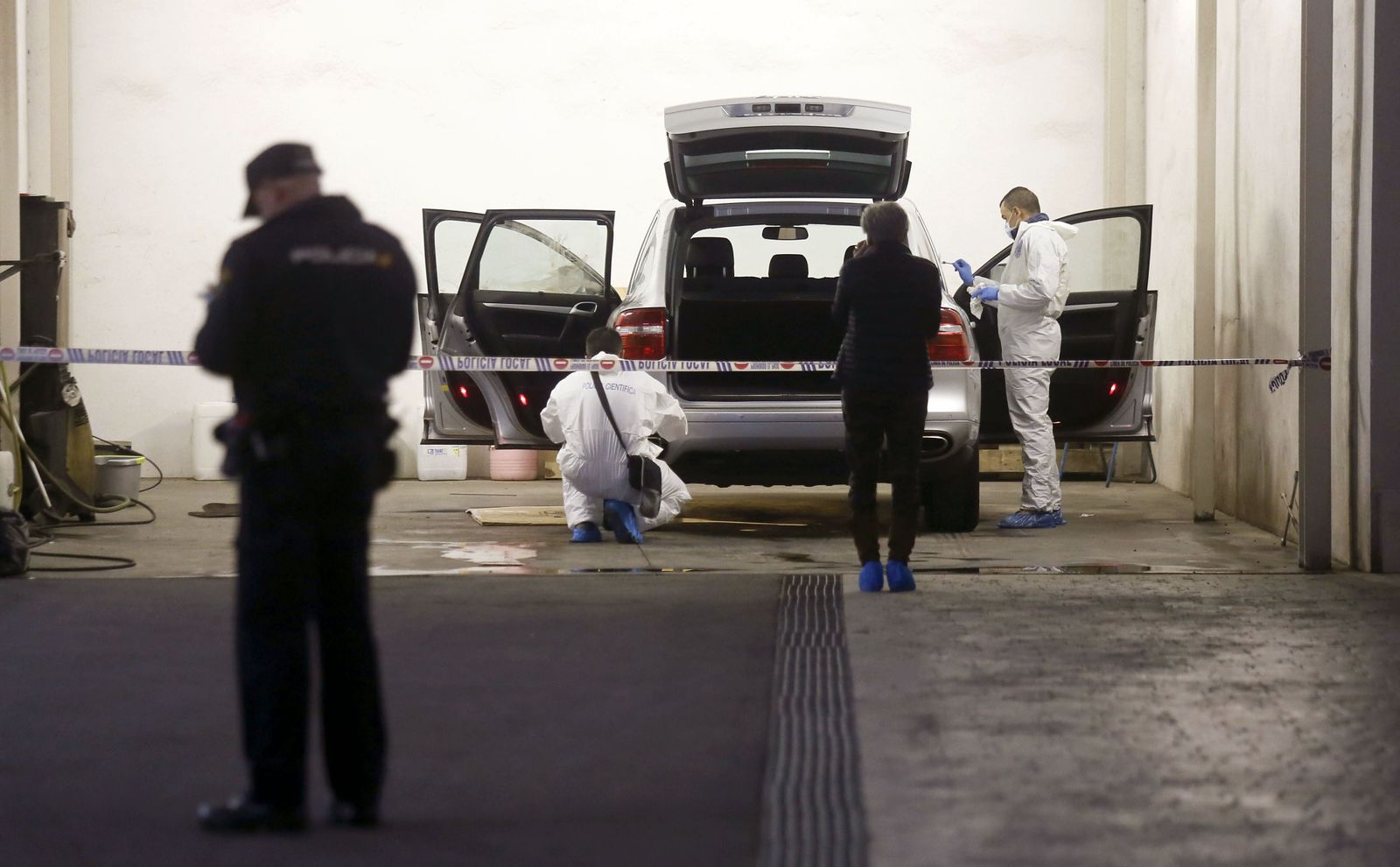 La policía científica registra el vehículo en el que se ha localizado el cadáver.
