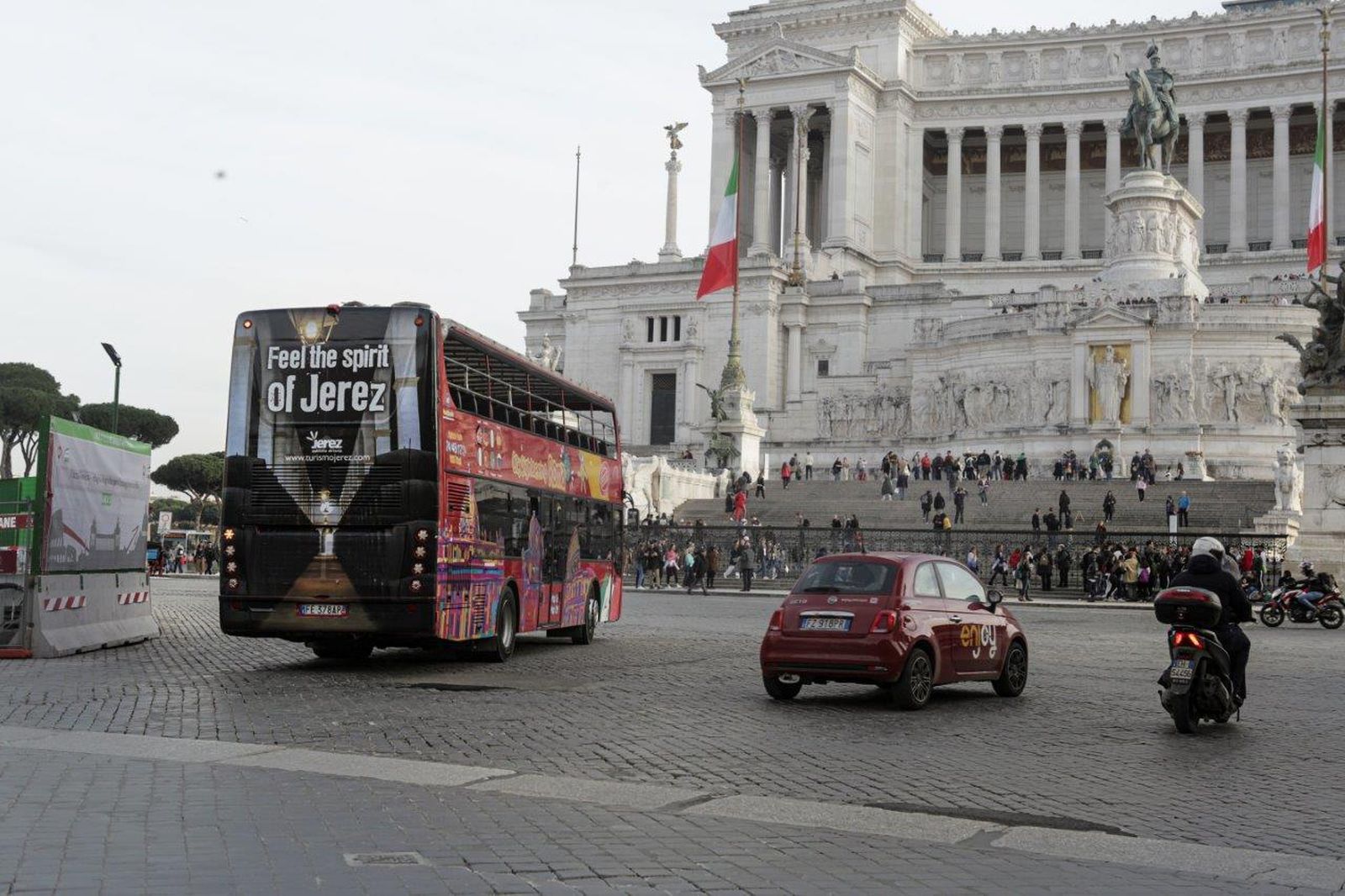 El autobús de la empresa City Sightseeing con el lema sobre Jerez en la capital romana
