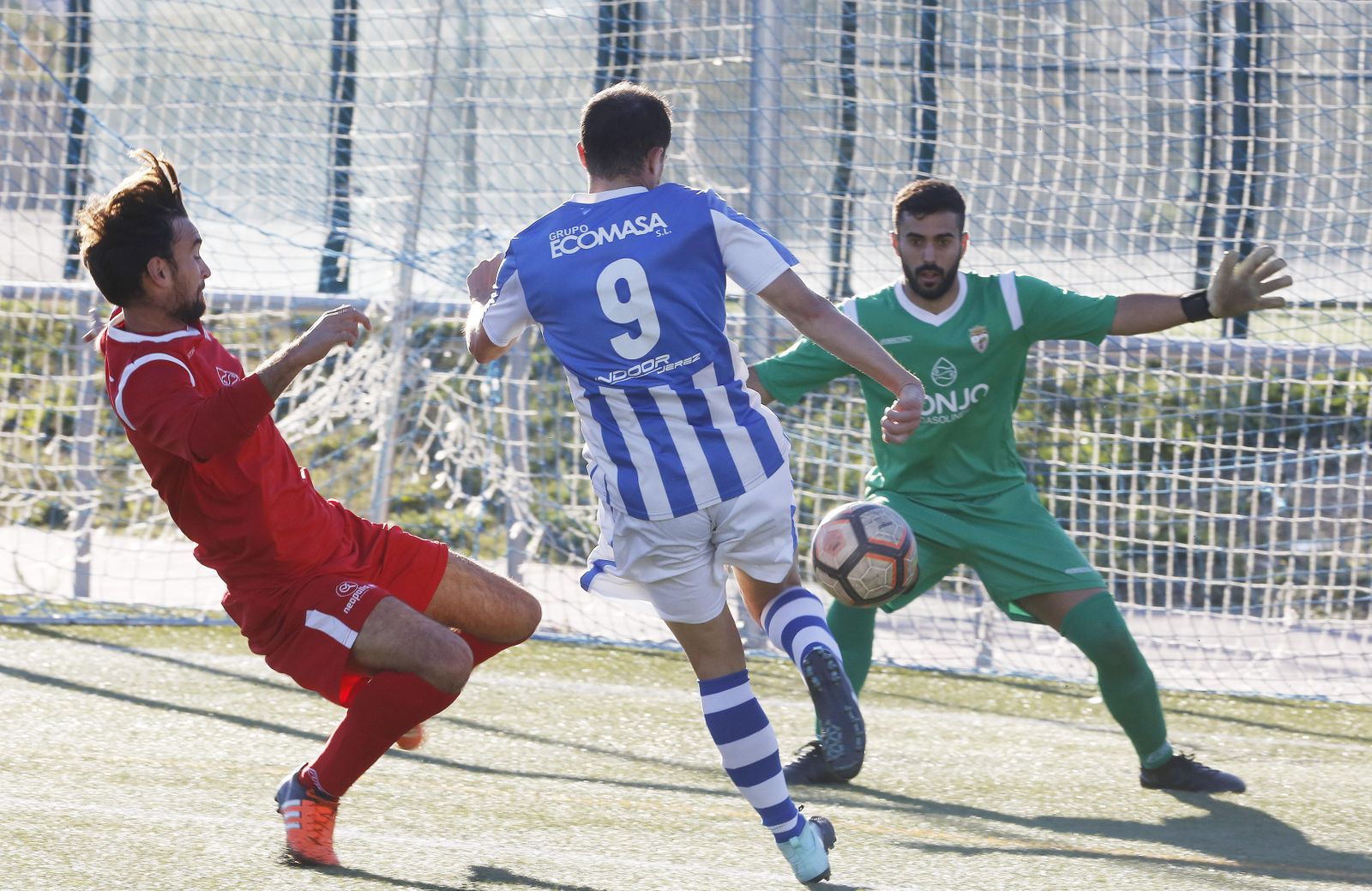 Paquín, con el 9 a la espalda y el mejor de largo del Jerez Industrial ayer, se dispone a rematar a puerta ante la oposición de Víctor.