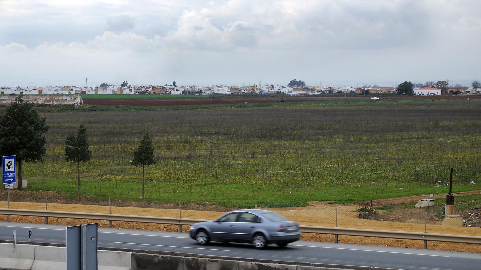 Un vehículo circula por la A-4 a la altura de la parcela, que colinda con San Nicolás Oeste.