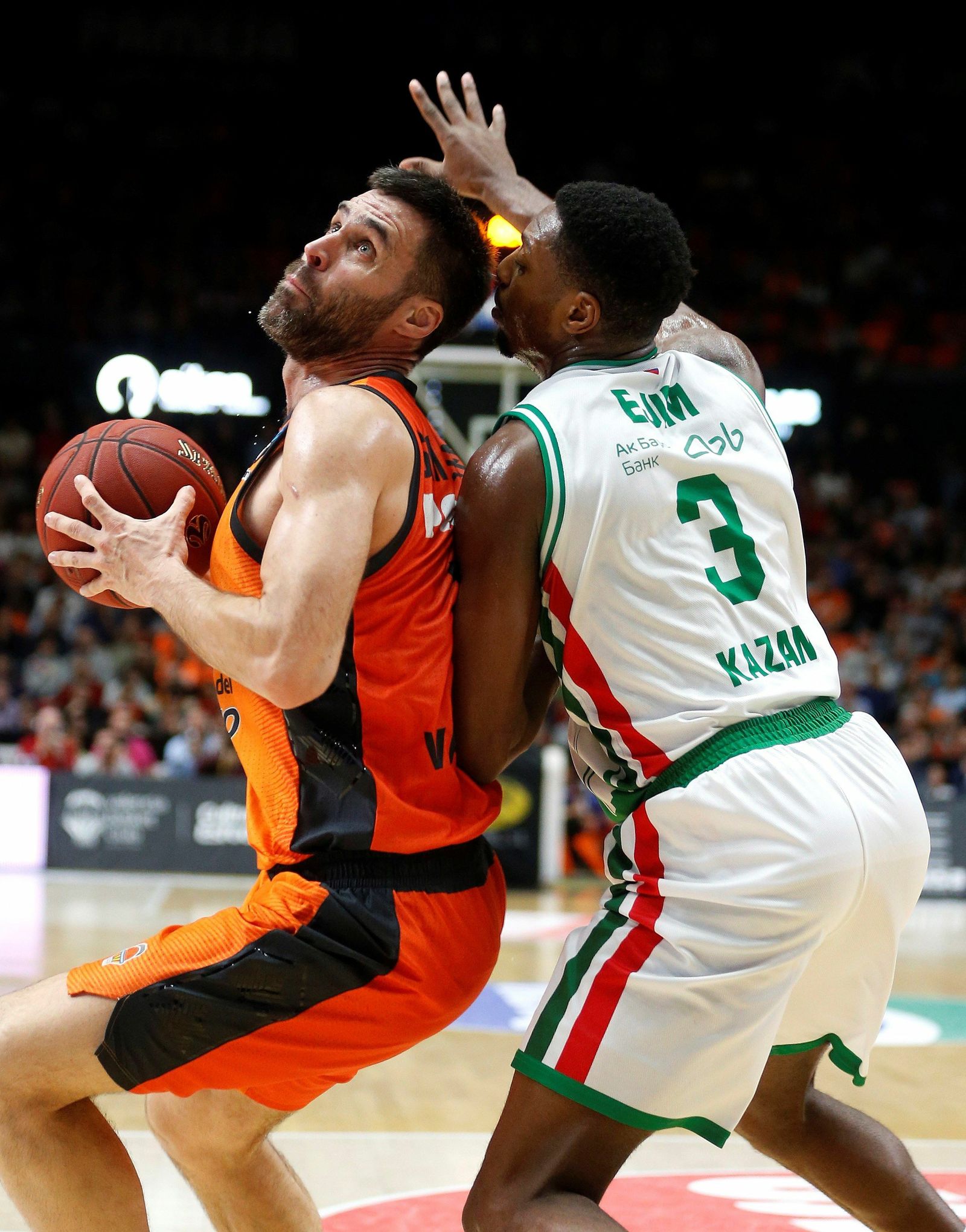 Ejim defiende a San Emeterio en un partido de Eurocup.
