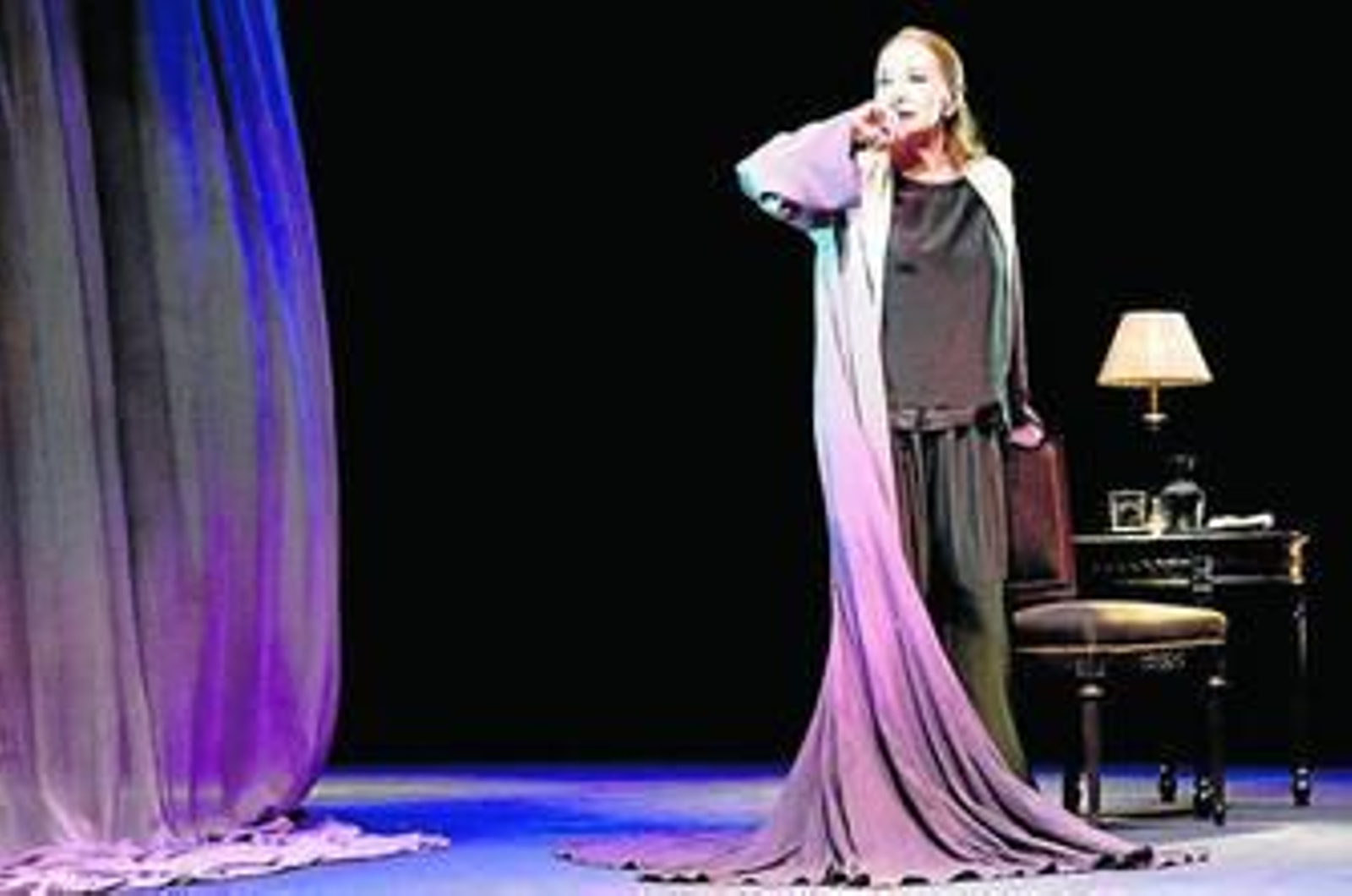 La actriz Nuria Espert, en el escenario con la obra 'La violación de Lucrecia', que se verá en Niebla.