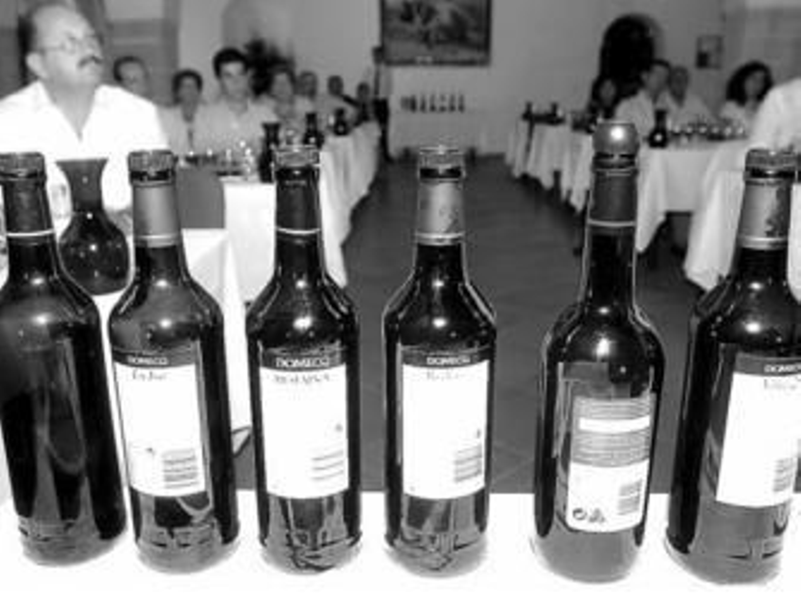 Imagen retrospectiva de una de las catas de vino en las Fiestas de Otoño de 2005, tras la compra.