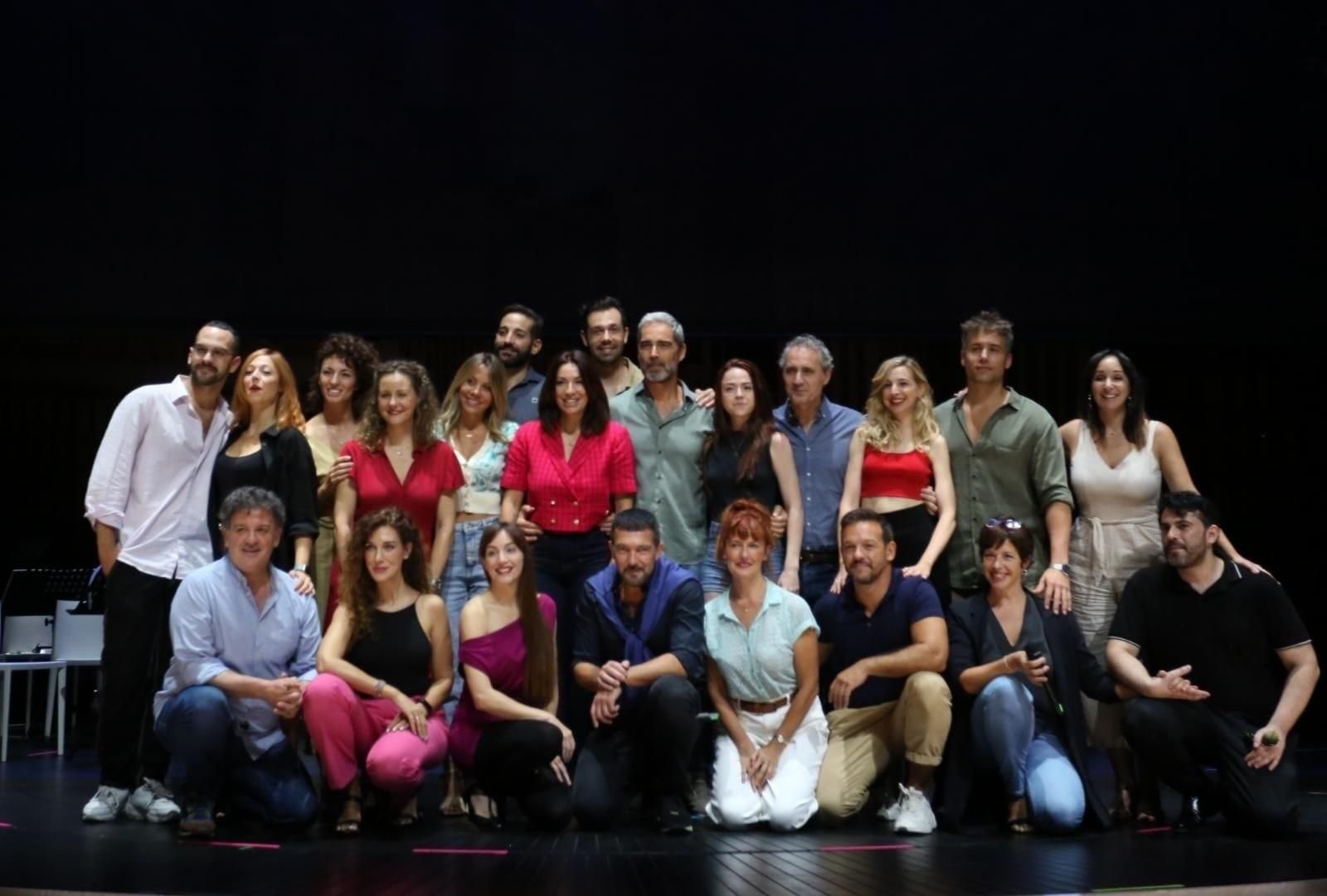Antonio Banderas, con el equipo artístico de 'Company', este miércoles, en el Teatro del Soho Caixabank.