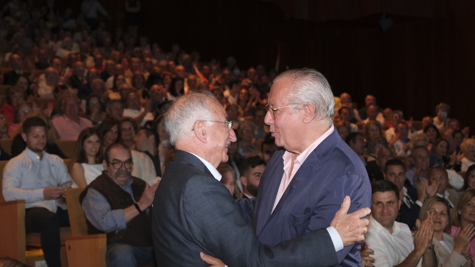 Javier Arenas se dispone a abrazar a Gabriel Amat.