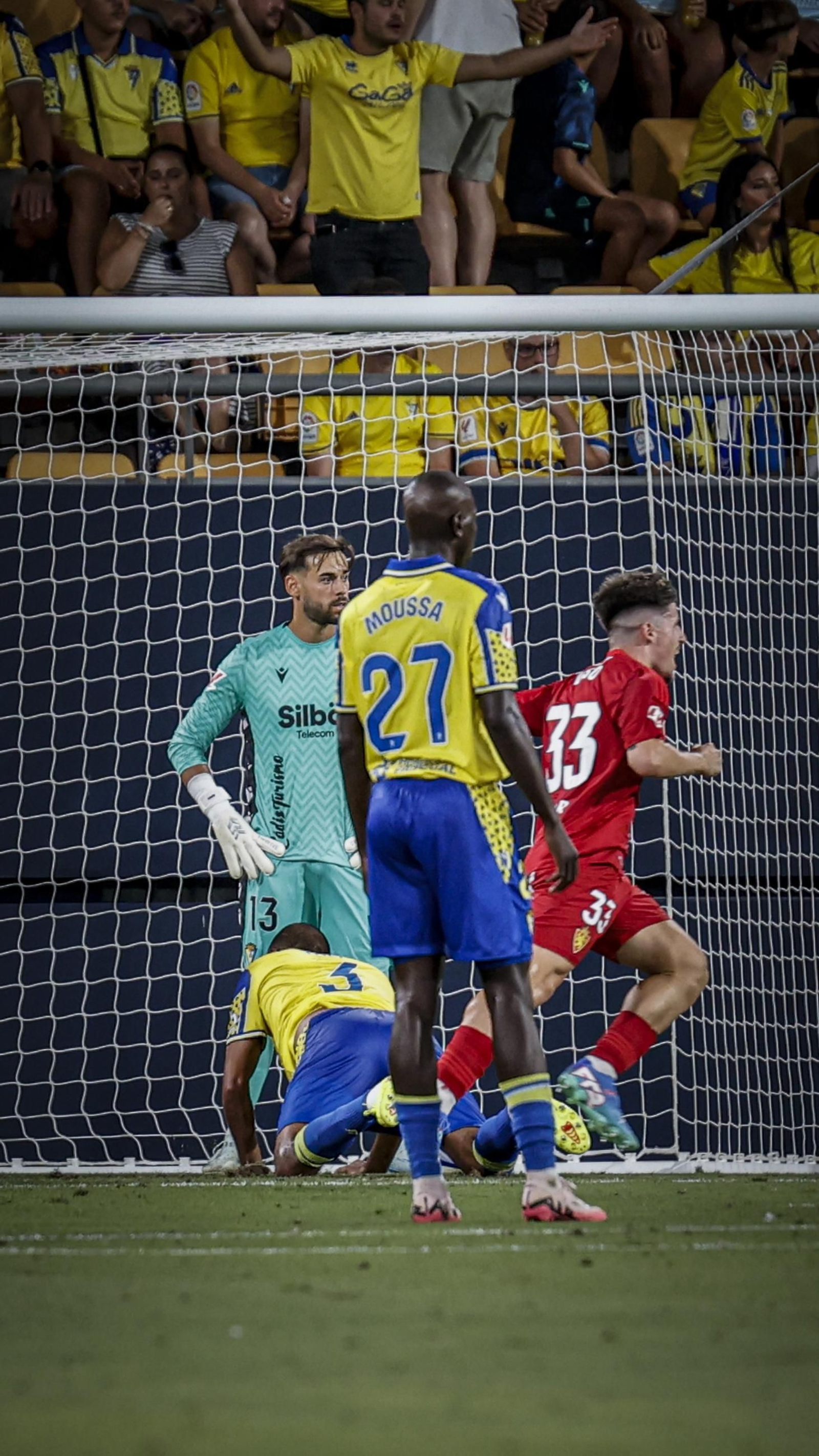 Búscate entre las fotos del partido de fútbol entre Cádiz CF y Real Zaragoza