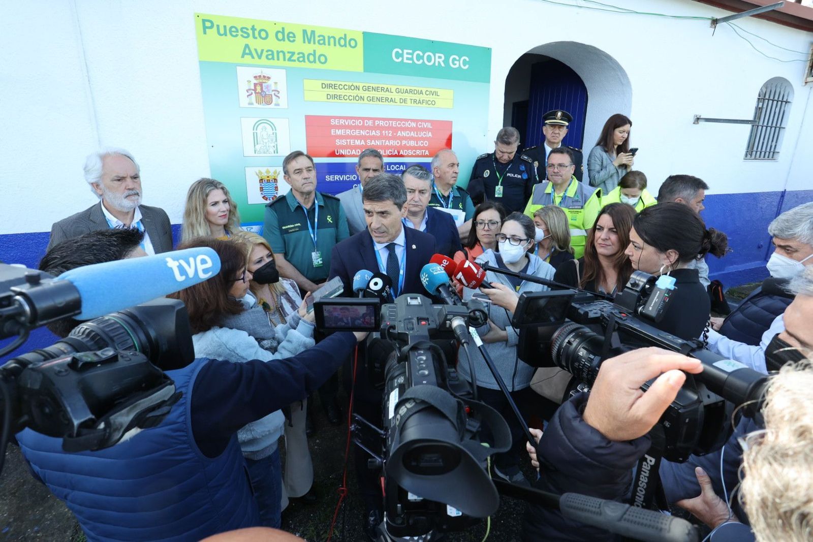 El delegado del Gobierno en Andalucía, Pedro Fernández, junto al resto de autoridades, atiende a los medios en el CECOR