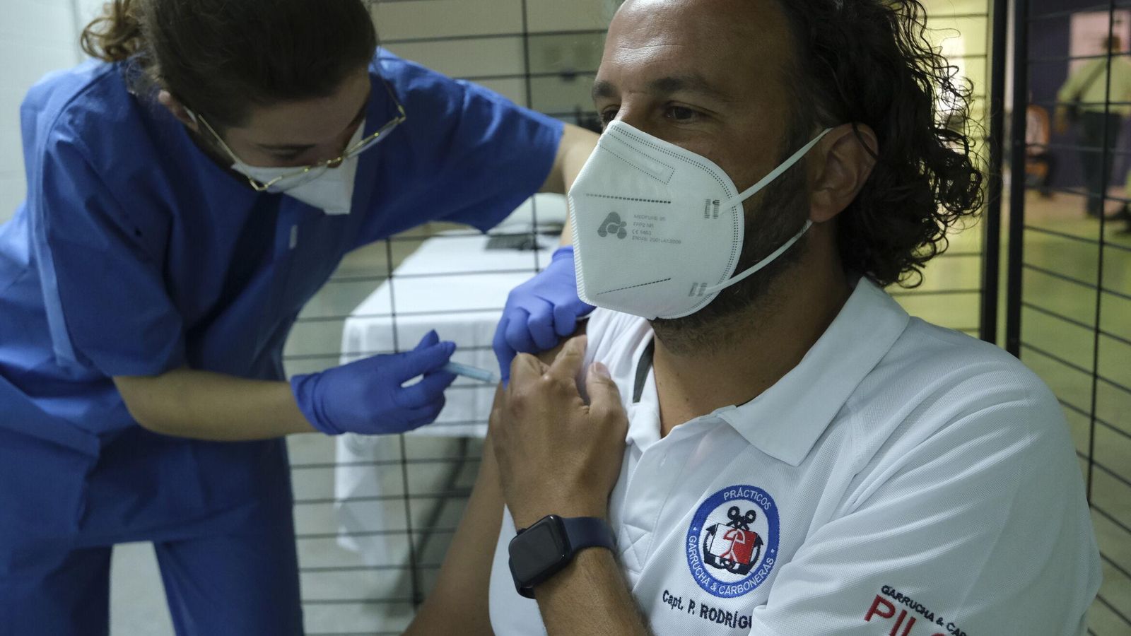 Uno de los trabajadores portuarios recibe la vacuna.