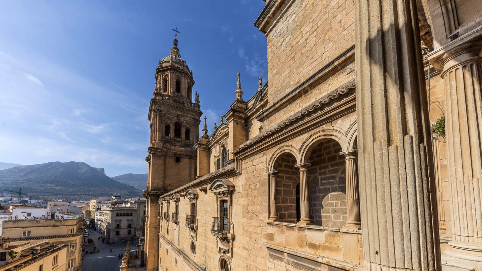 Si te quedas sin entradas siempre puedes disfrutar de la Catedral de Jaén desde arriba visitando sus galerías altas.