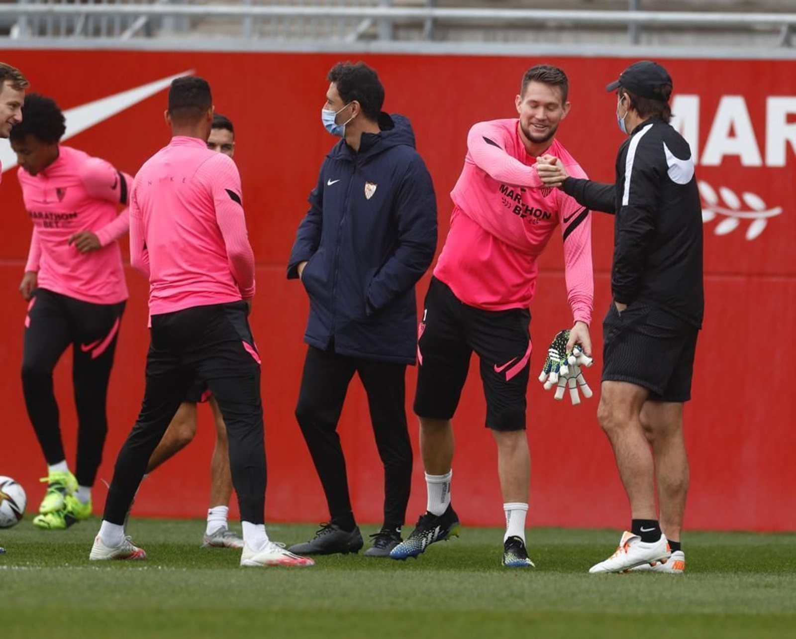 Vaclík saluda a Lopetegui en presencia de Fernando, de espaldas ante Pablo Sanz.