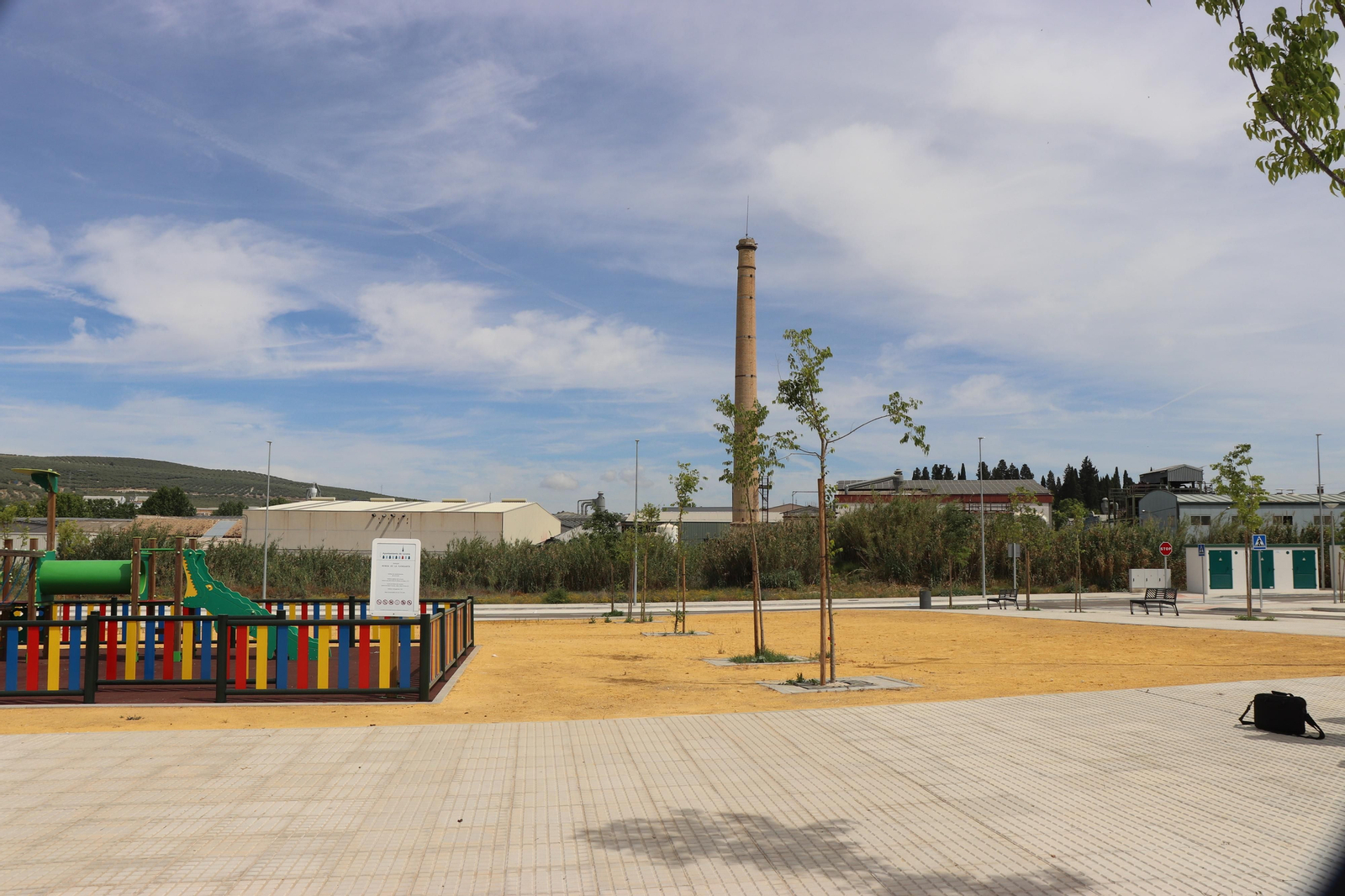 La nueva urbanización de la avenida de la Infancia en Lucena, en fotografías
