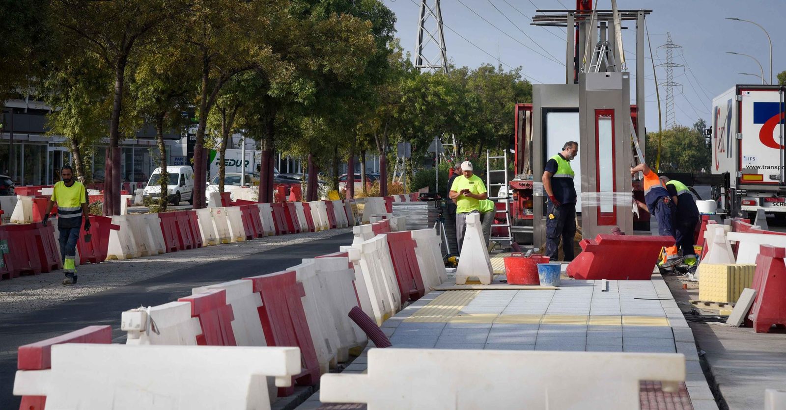 Fotografías de las obras en Sevilla Este por el tranvibús