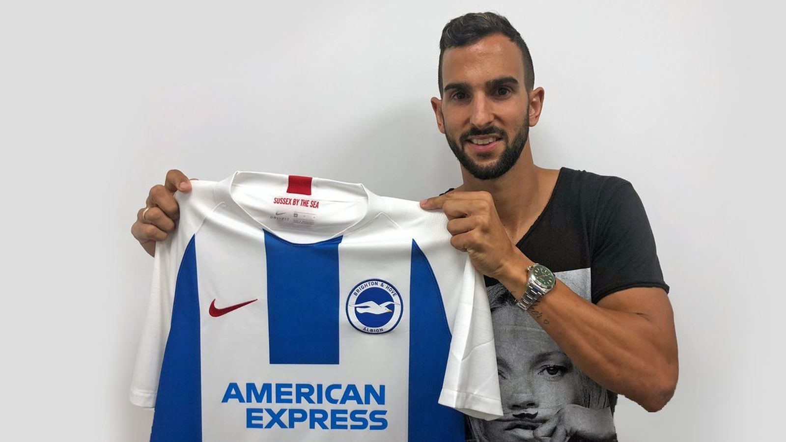 Montoya posa con la camiseta del Brighton.