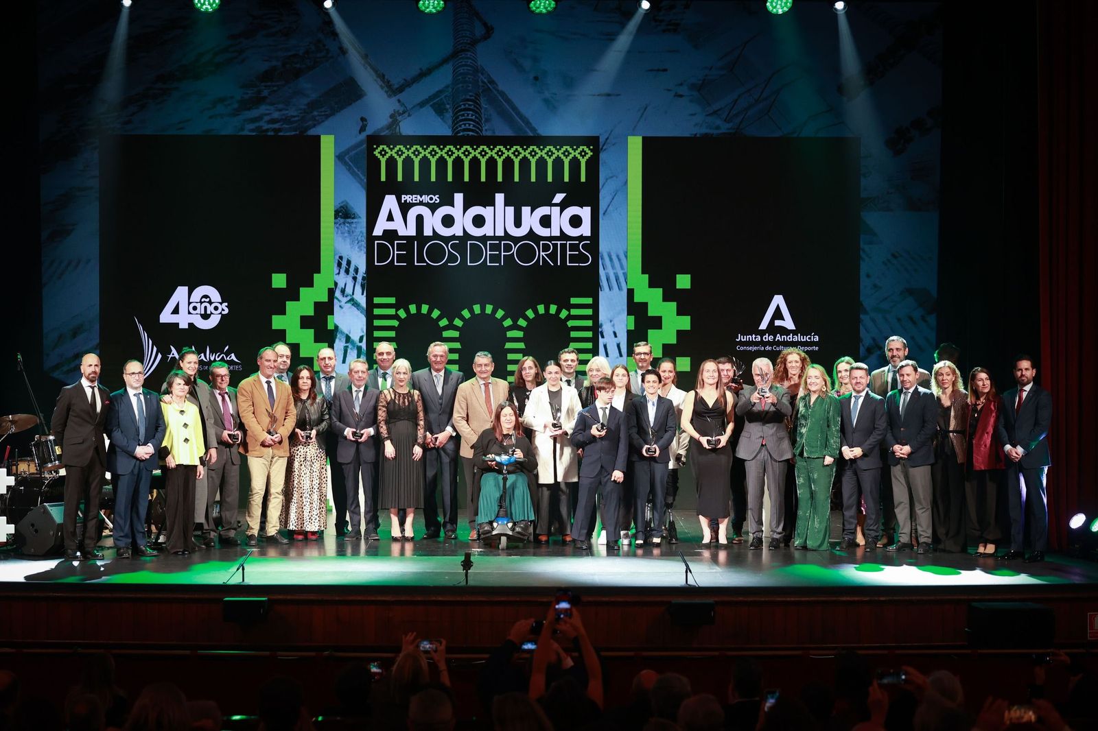 Foto de familia de los galardonados en los Premios Andalucía de los Deportes 2025, en el Gran Teatro Falla de Cádiz