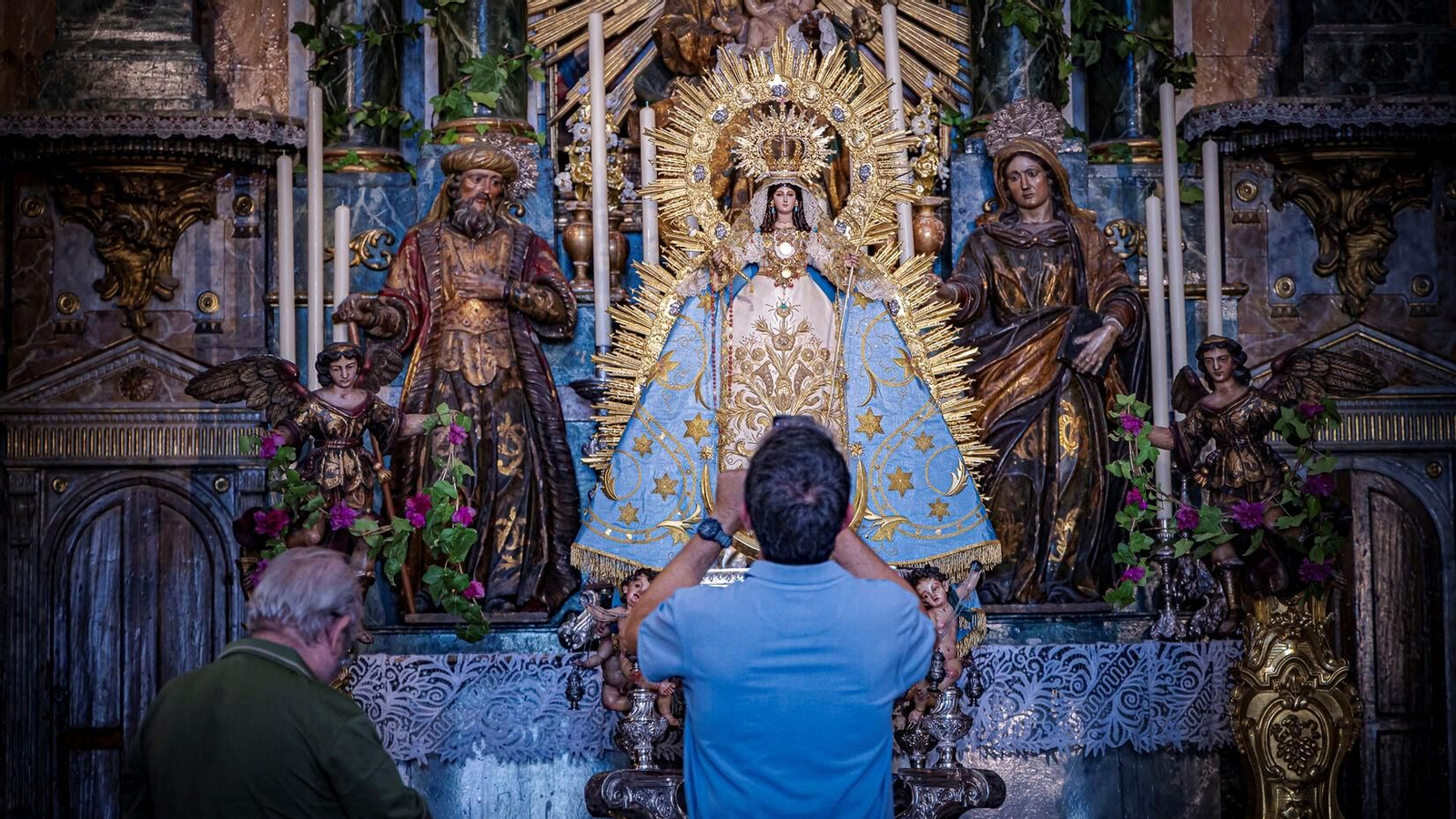 Primer día del besamanos extraordinario por el 75 aniversario del Dogma de la Asunción en Cádiz