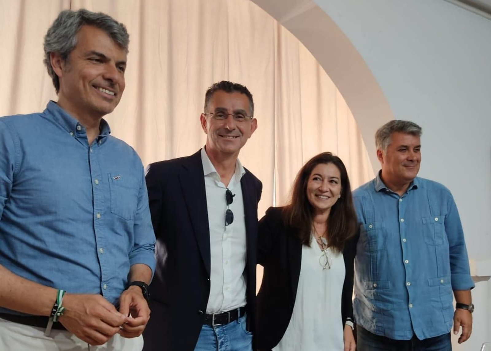 De izquierda a derecha, los andalucistas Fran Romero y Miguel Molina y los populares Ana Moreno e Ignacio Romaní, en la firma del pacto en Barbate en junio de 2023.