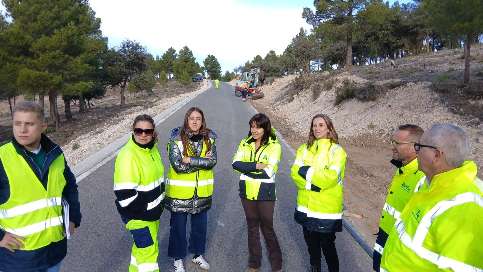 Autoridades visitando la zona de obras.