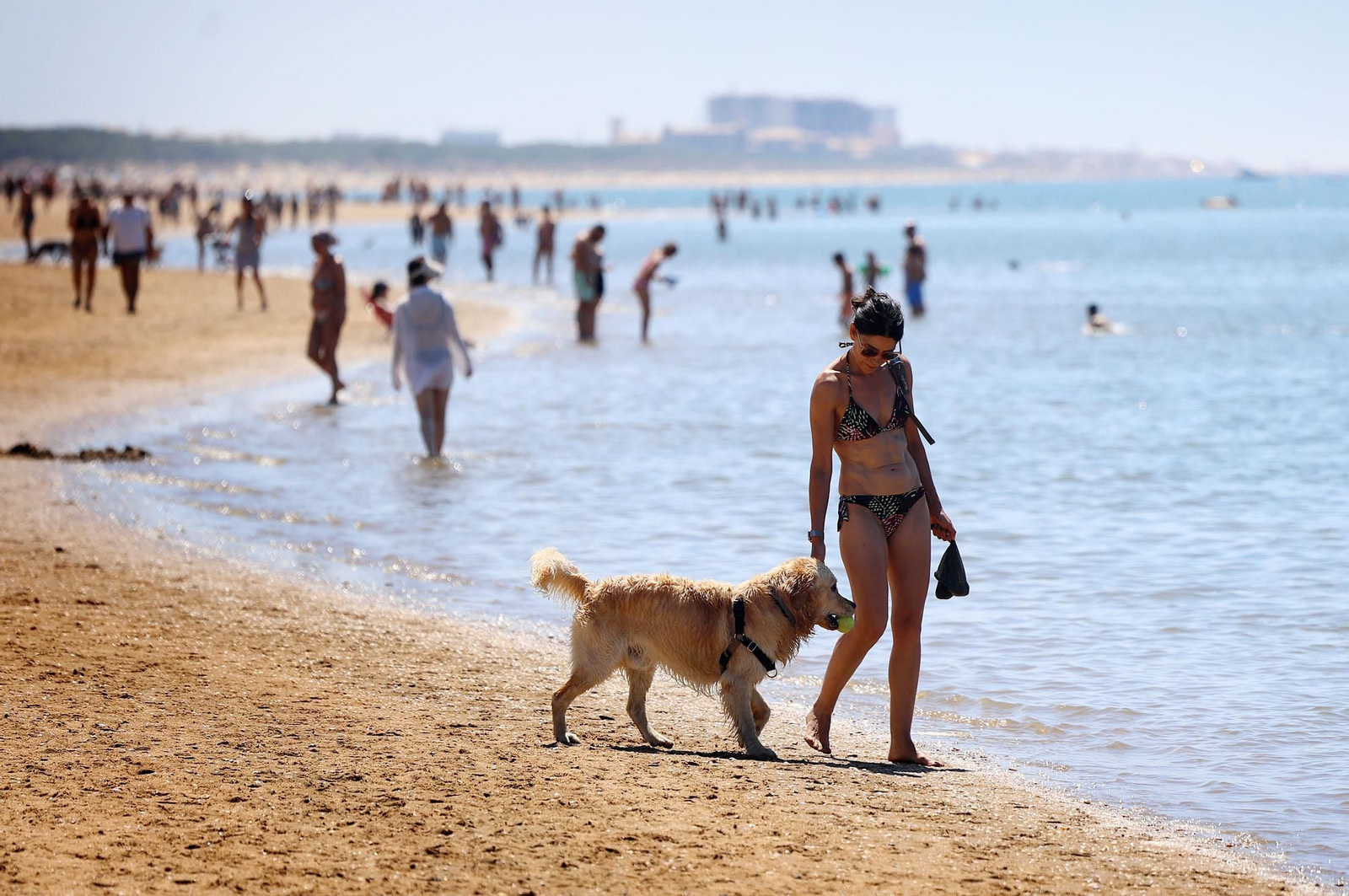 Imágenes de ambiente en el primer sábado del verano en las playas de Huelva