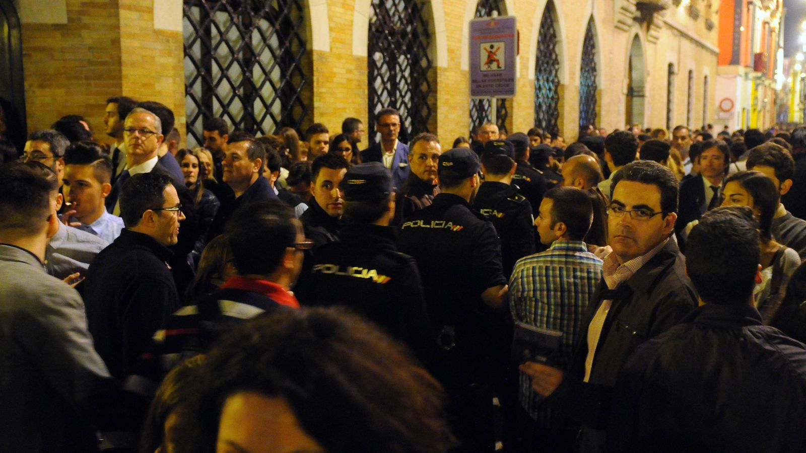 2015. Desde las 'setas'. Una pelea en las 'setas' provocó estampidas en Cuna y Javier Lasso de la Vega que afectaron al Silencio y los Gitanos.