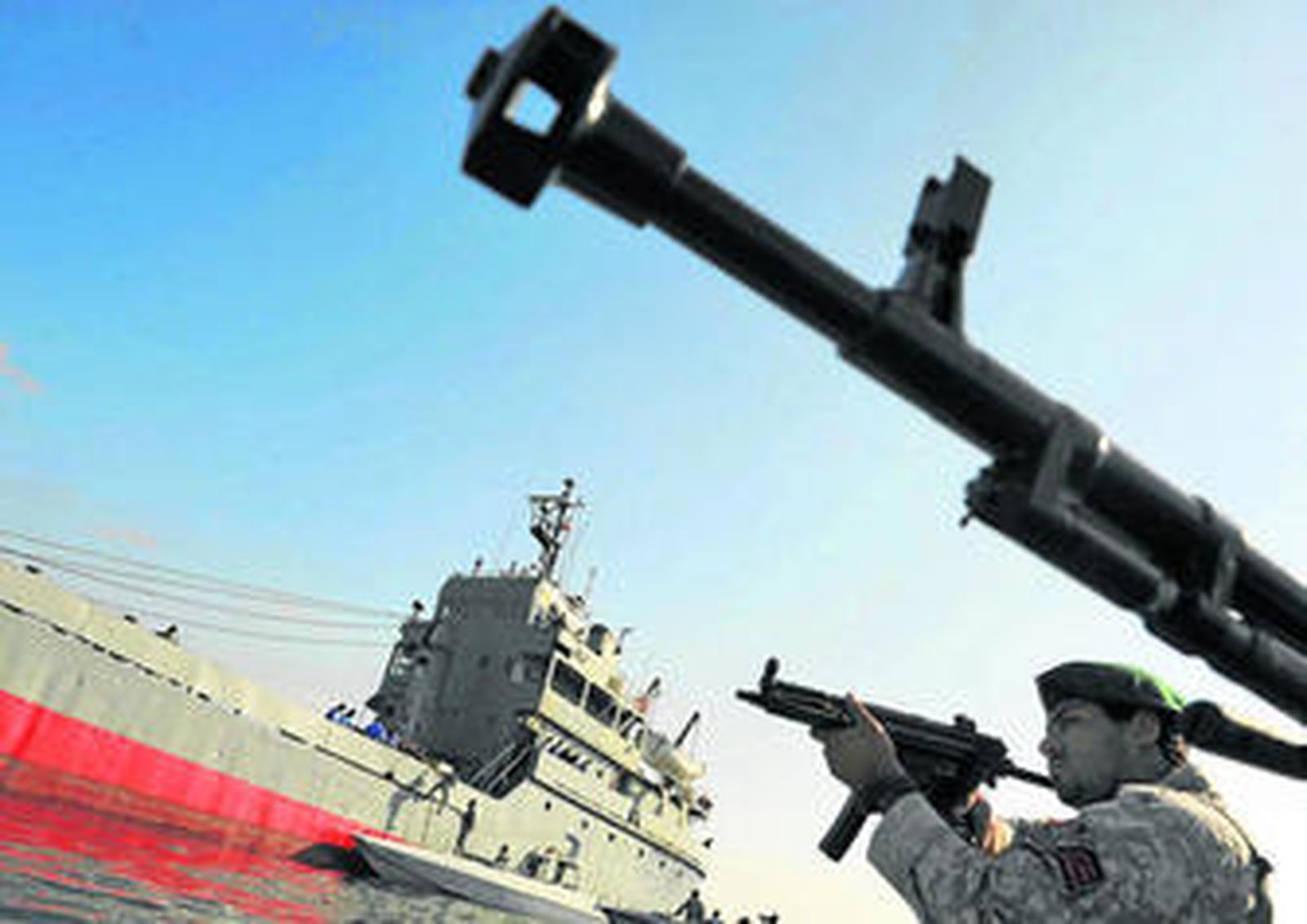 Miembros de la Armada iraní participan en las maniobras militares Velayat 90 en el sur de Irán, cerca del estrecho de Ormuz.