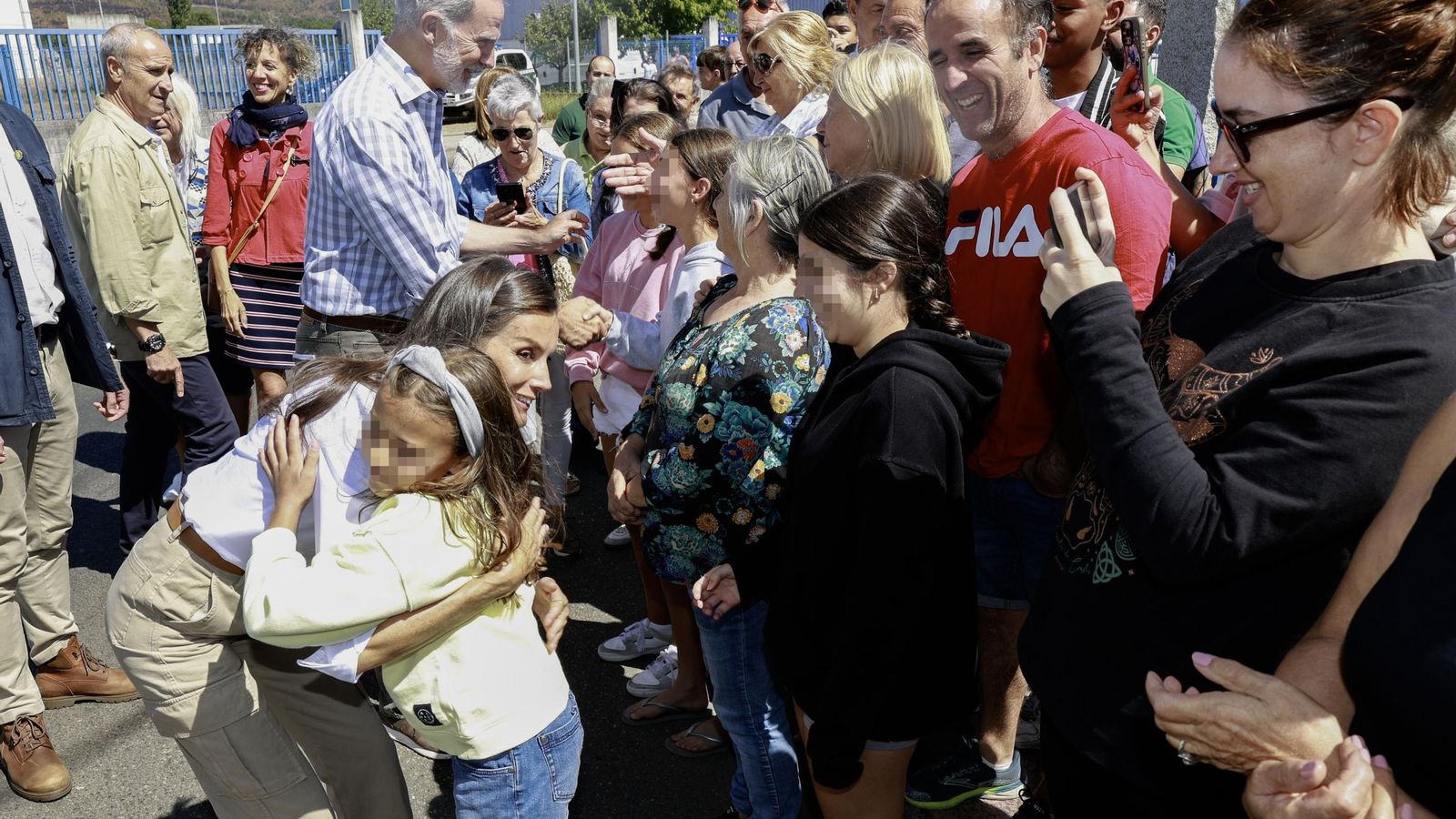 Los Reyes saludan a varios niños en un colegio público de la parroquia de Medieros, en Monterrei (Orense). donde se