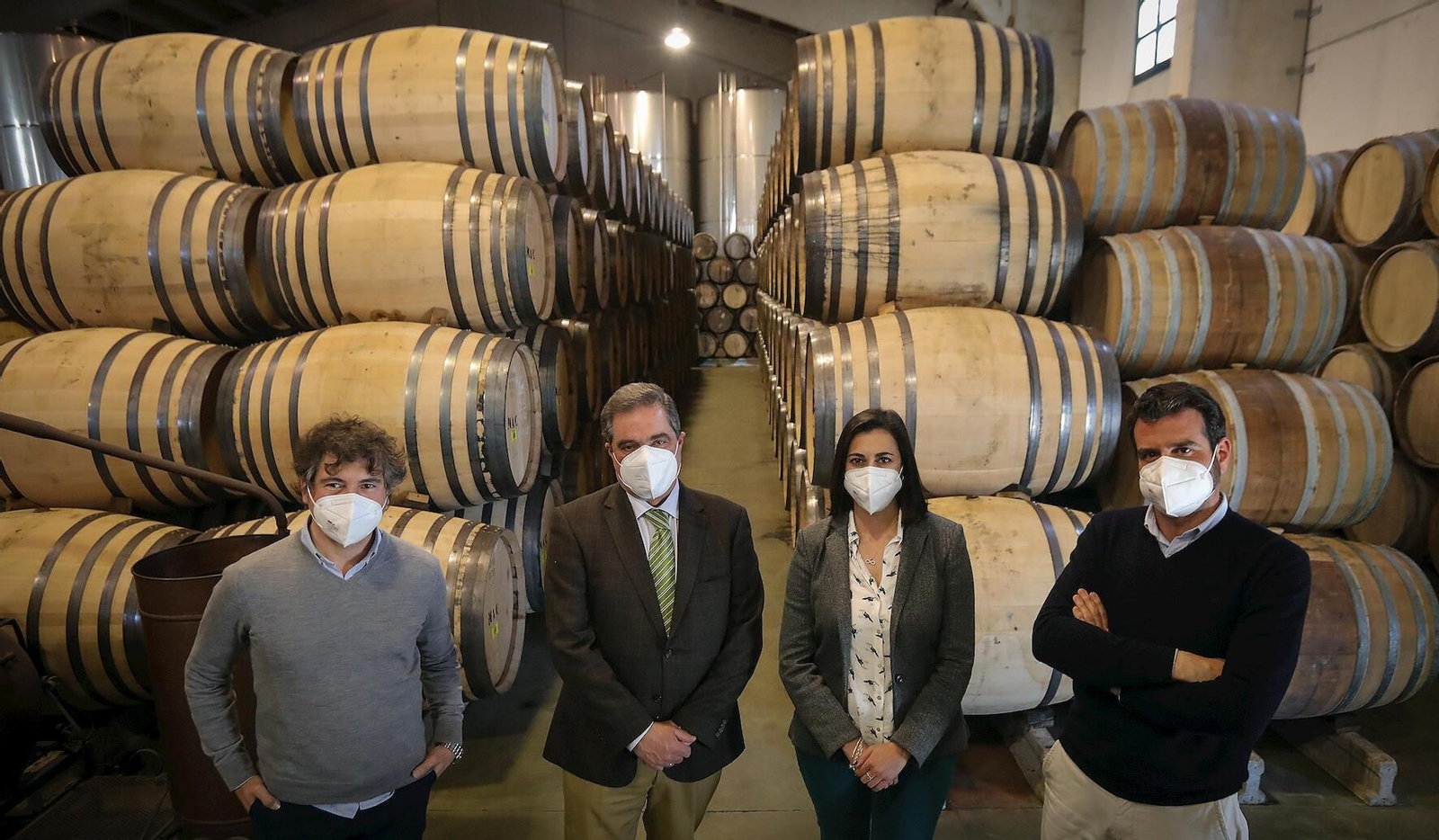 Víctor Carrascal, segundo por la izquierda, y tres auditores de su equipo esta semana en las instalaciones de Destiladores y Bodegueros, SL en Jerez.