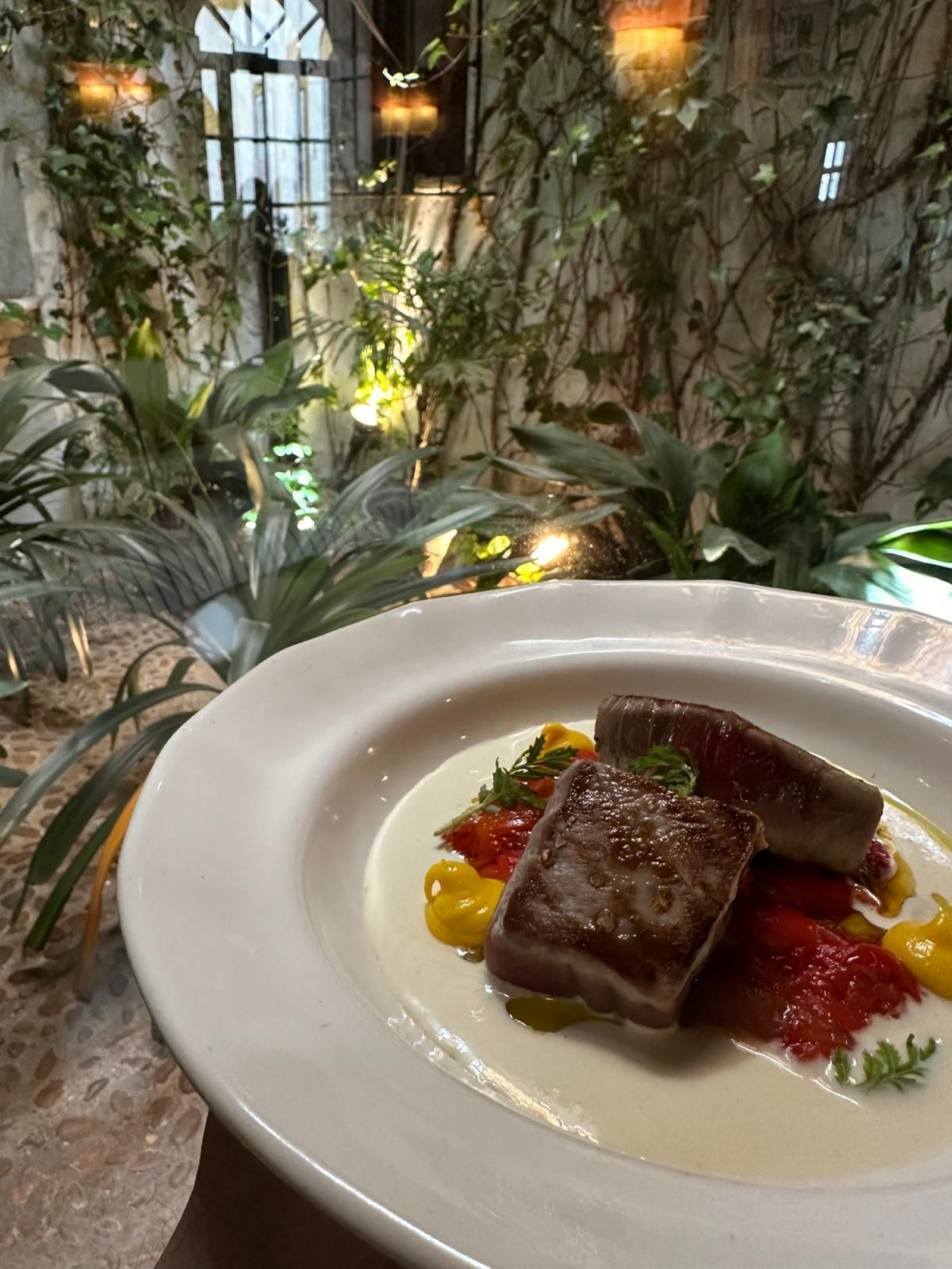 Atún rojo de almadraba de exquisita calidad sobre asadillo de pimientos y crema de almendra escabechada