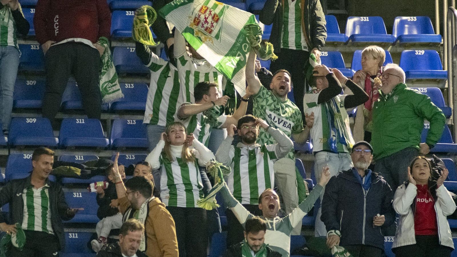 Un grupo de aficionados del Córdoba CF celebra el gol de Álex Sala en Riazor.