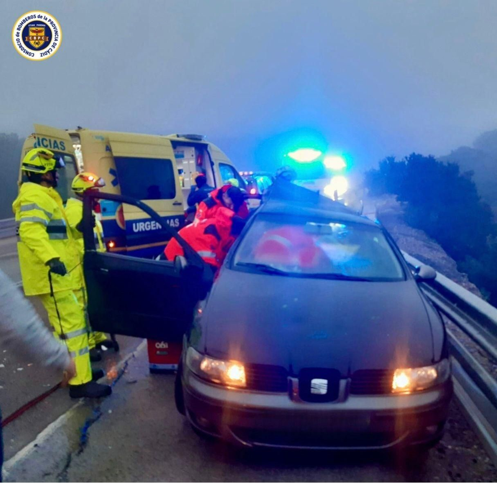 Bomberos y sanitarios, en el lugar del accidente en la N-340.