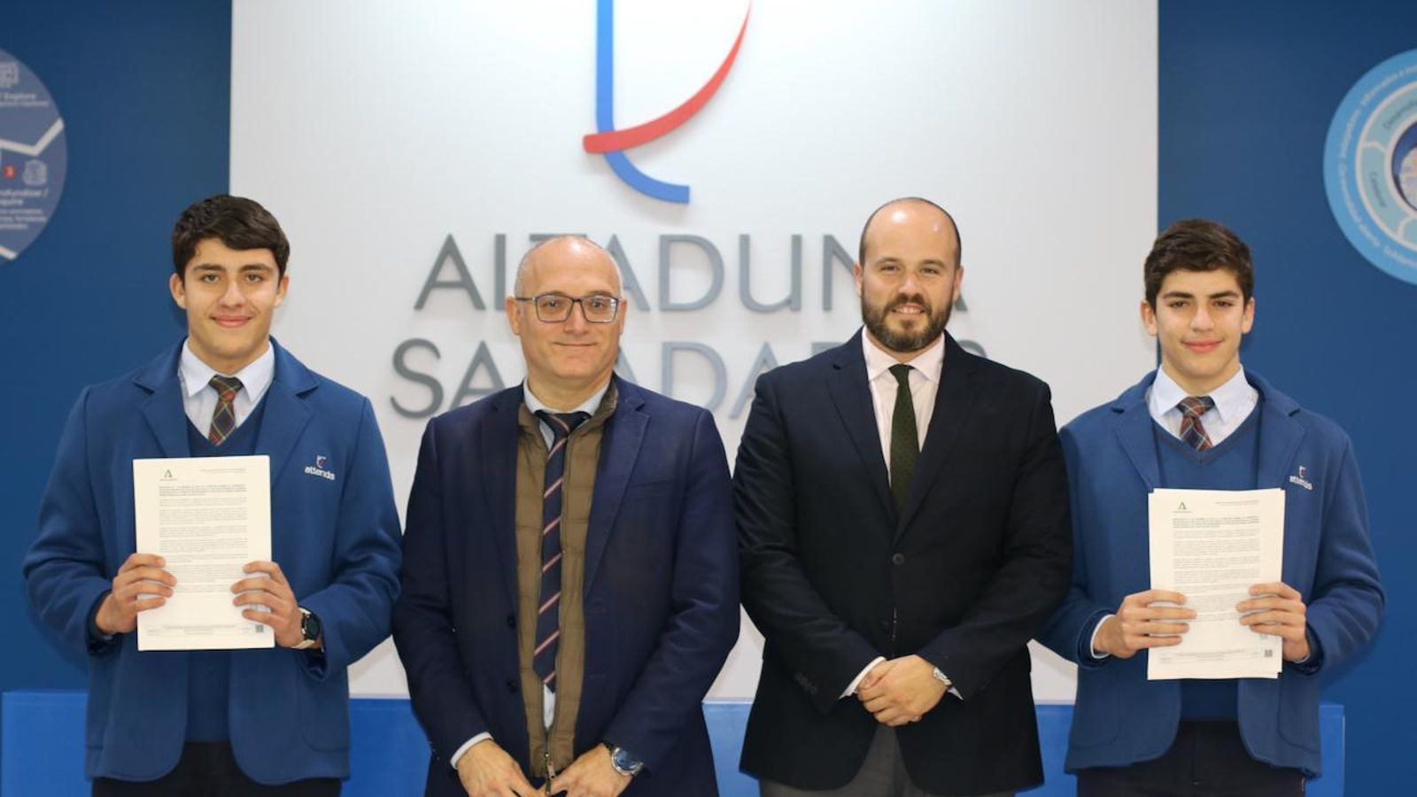 Los alumnos con su reconocimiento