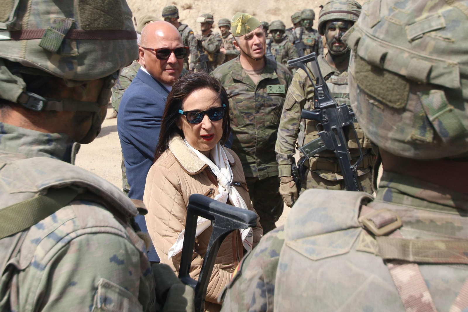 Imágenes de la visita de la ministra de Defensa a la base militar de Viator