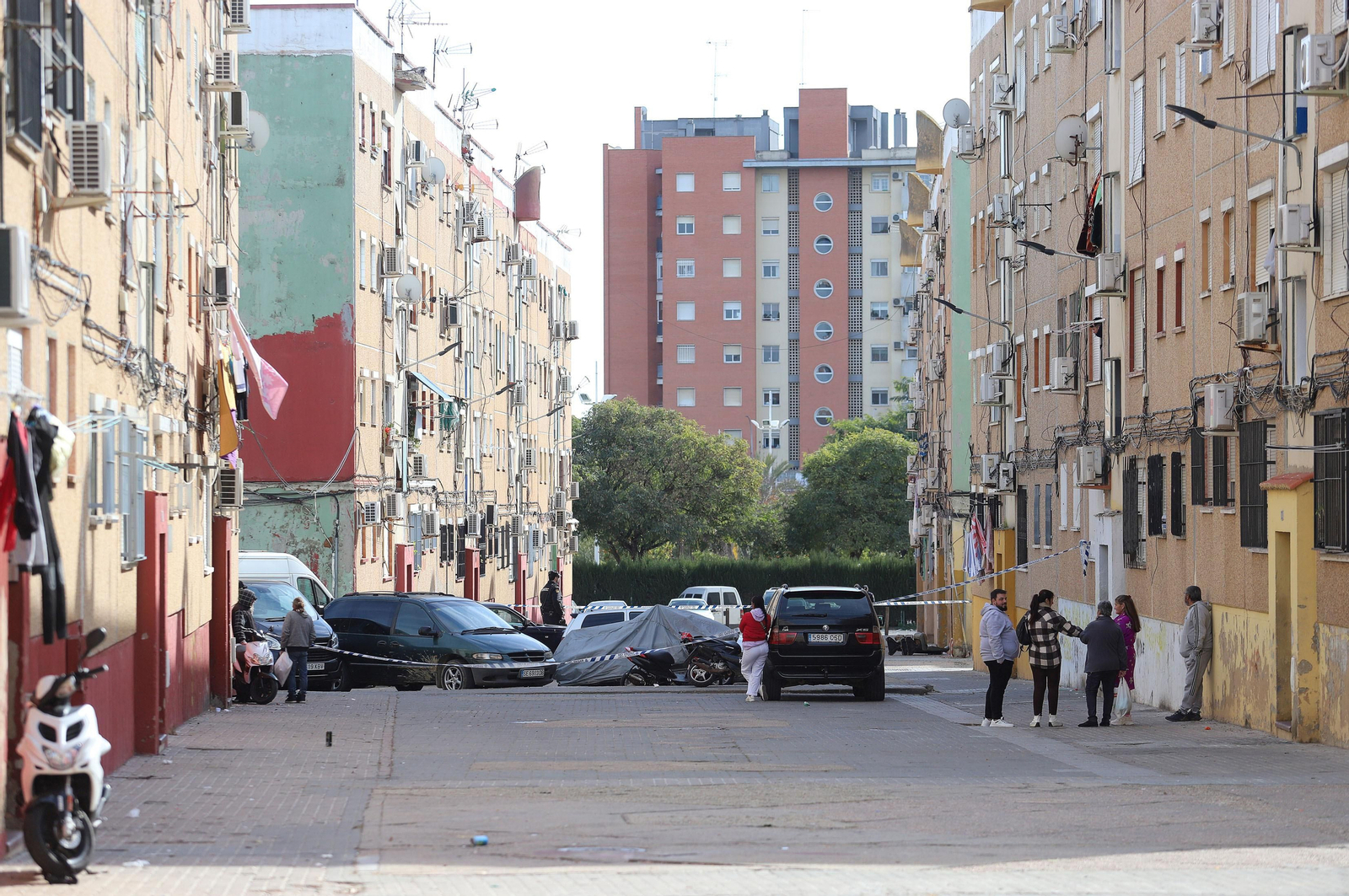Imágenes del atrincherado que amenazaba con hacer estallar una bombona en el Torrejón, Huelva