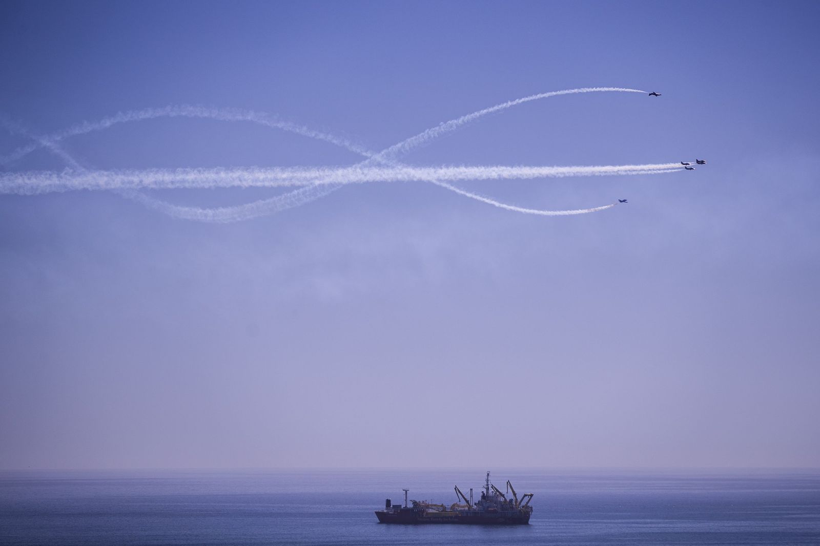 La Patrulla Águila del Ejército se exhibe en el cielo de Málaga.