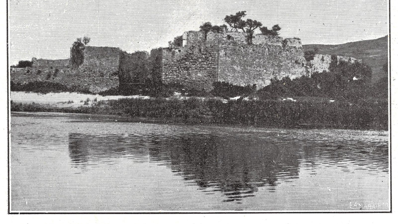 Castillo y muros sobre el río.