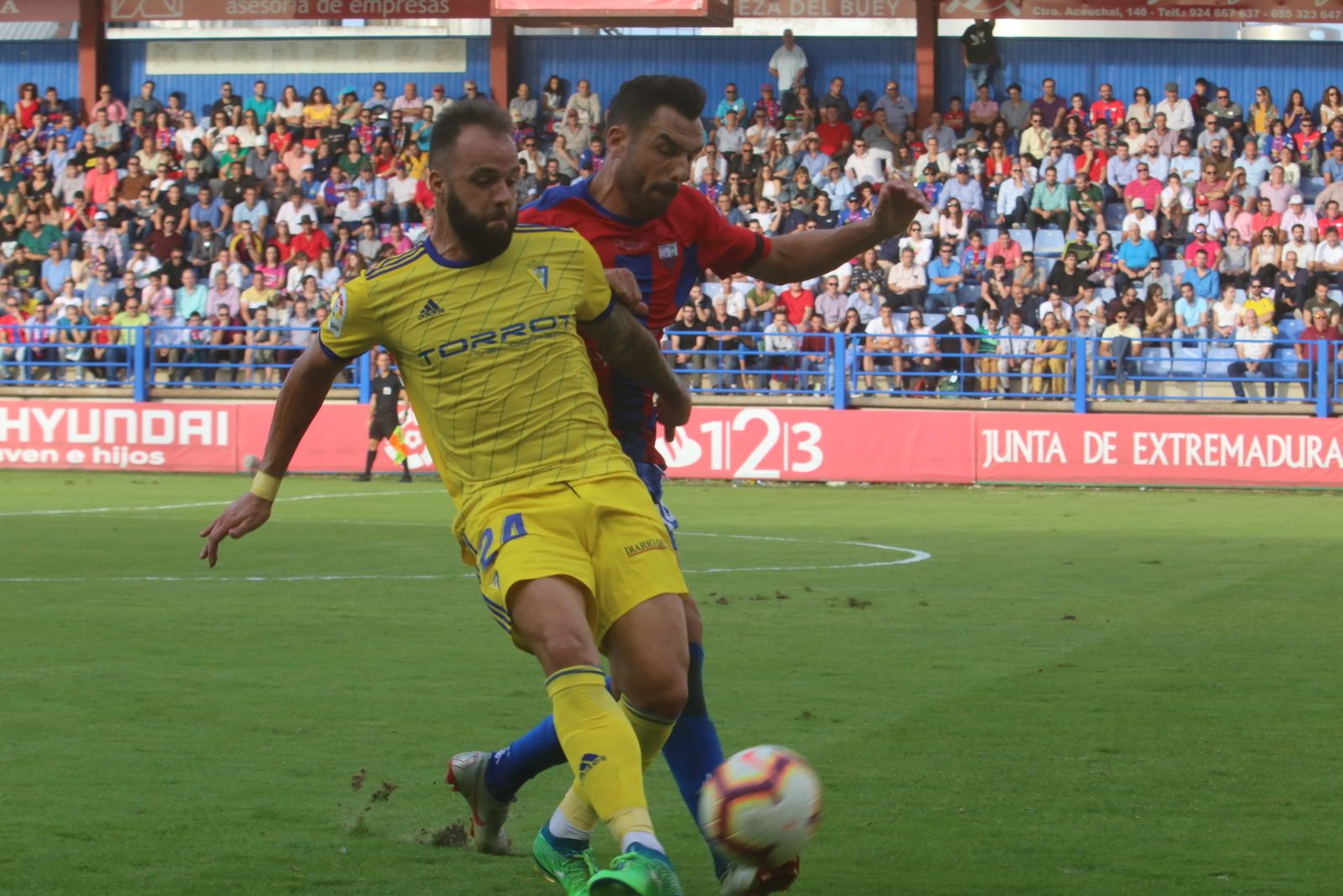 Edu Ramos golpea ayer el balón.