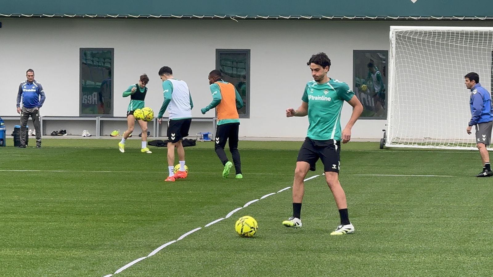 Ismael Barea trabaja con el resto de sus compañeros en el primer equipo