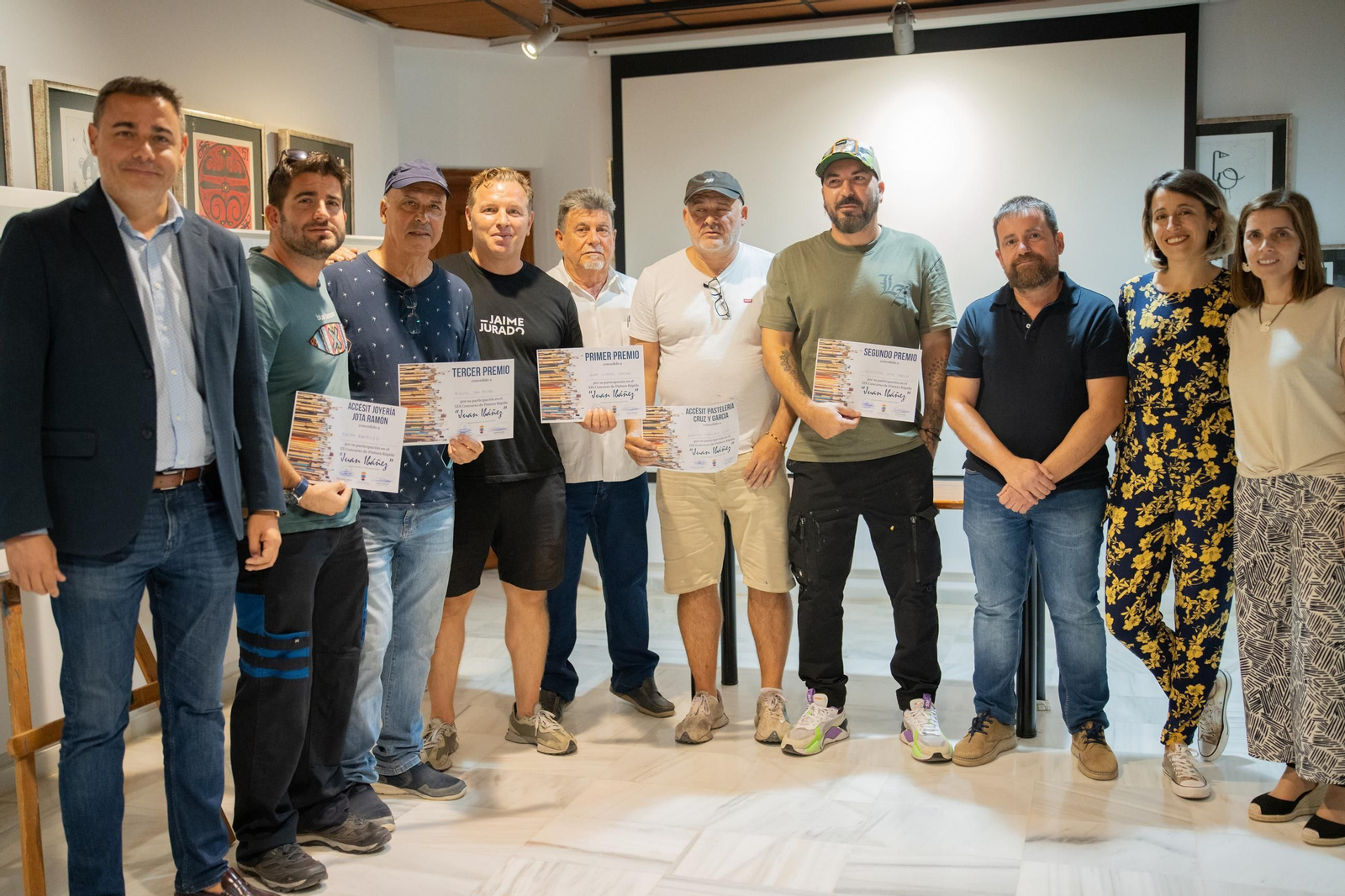 Daniel Salcedo y Mariquina Ramos con los premiados en el concurso.