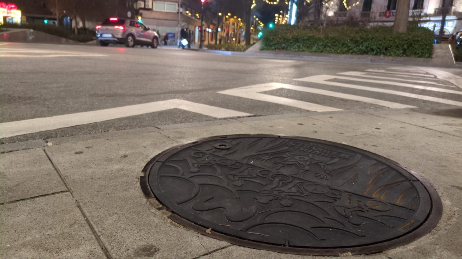 Detalle de la alcantarilla con motivos de la serie.