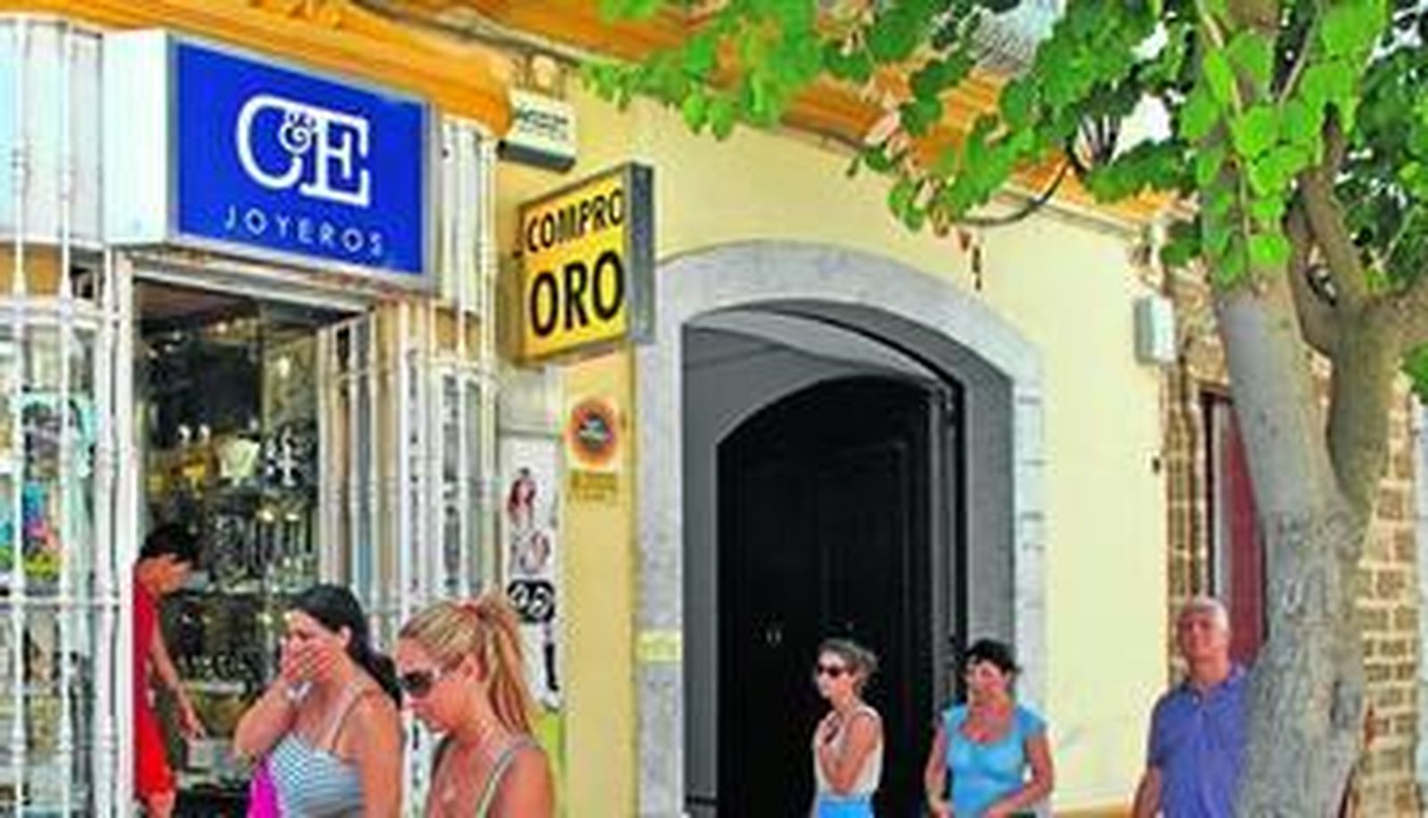 Una de las joyerías, en Chiclana, en la que se cometió uno de los robos, hace ya casi un año.